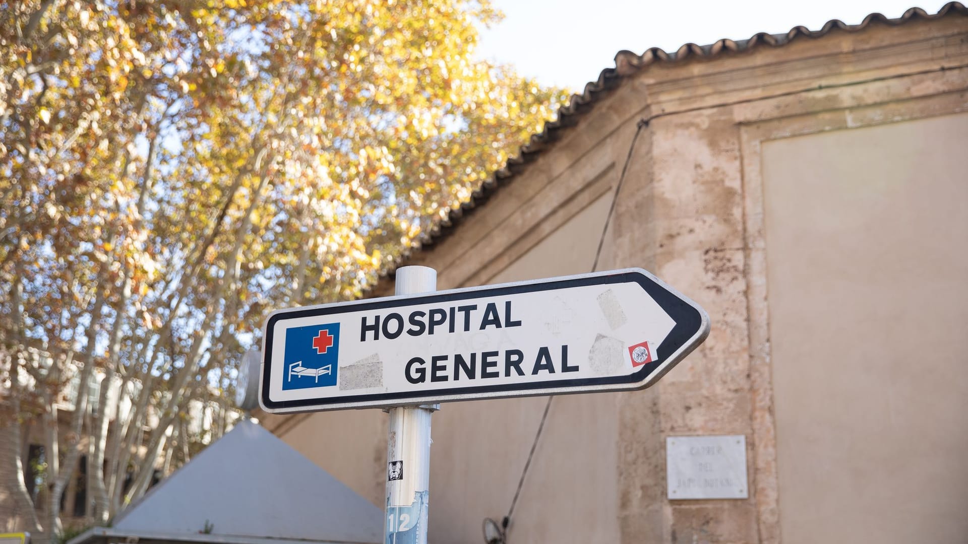 Ein Krankenhausschild in Spanien