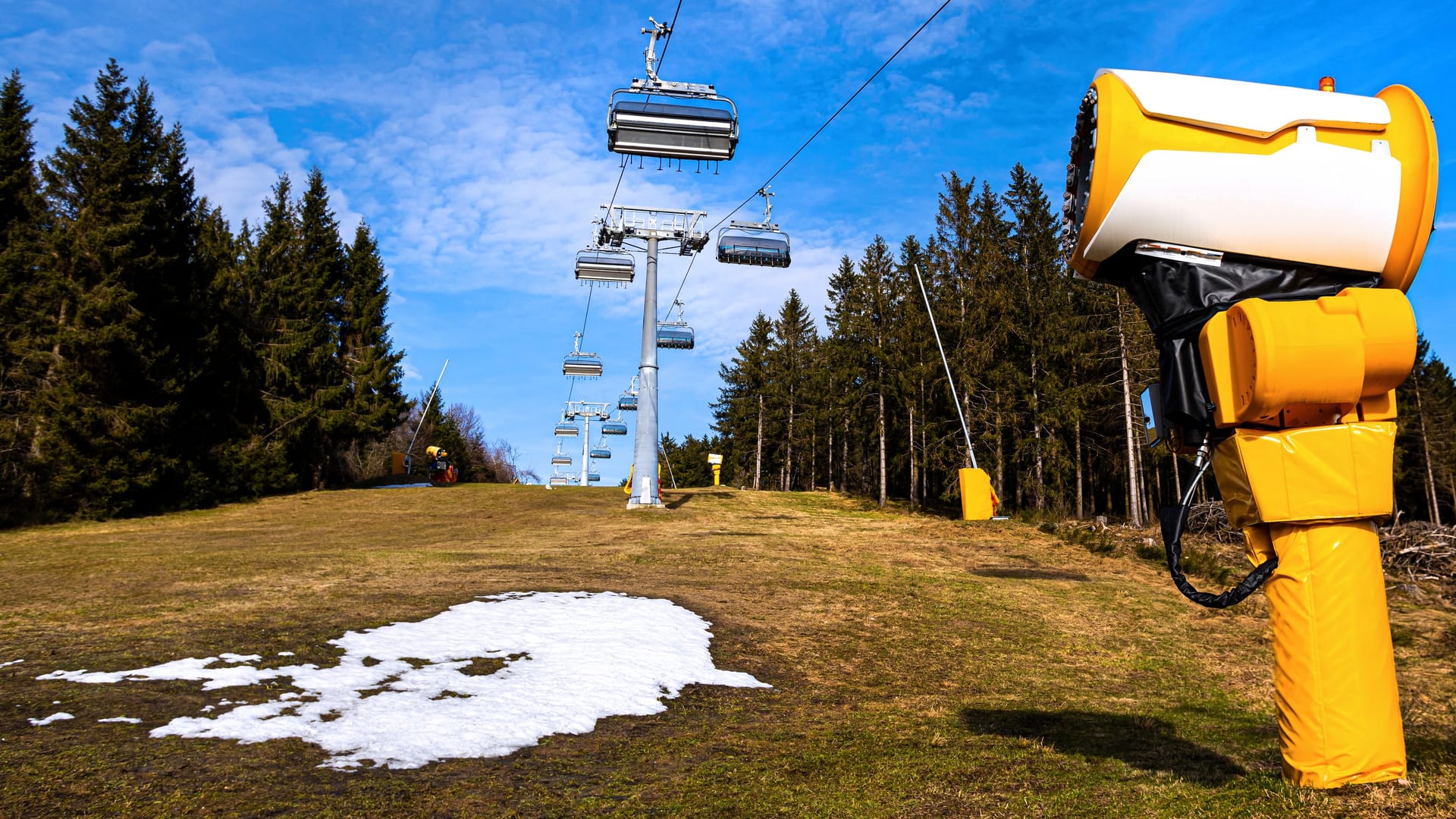 Eine Skipiste ohne Schnee: Gibt es Geld zurück für Urlauber?