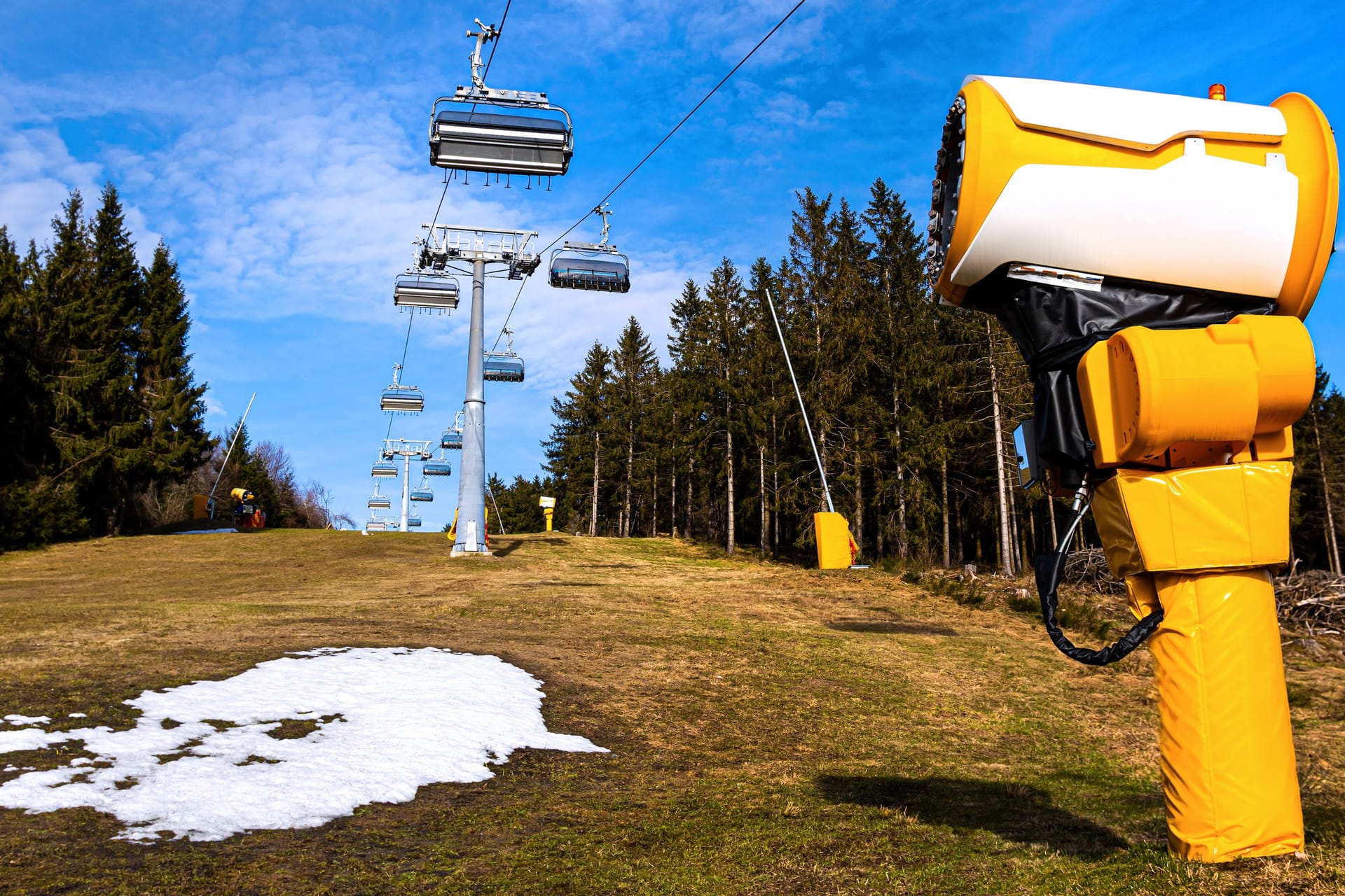 Eine Skipiste ohne Schnee: Gibt es Geld zurück für Urlauber?