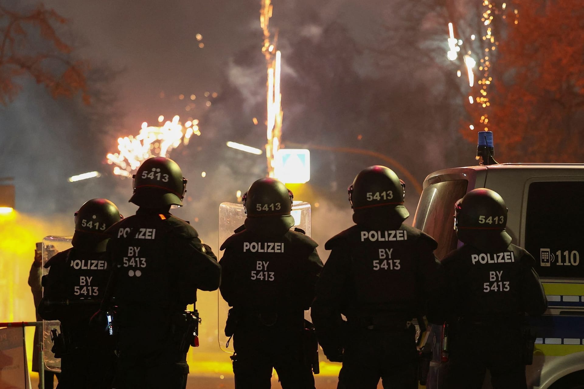 Polizisten in der Berliner Silvesternacht: Laut einer Zwischenbilanz wurden 13 Ermittler verletzt.