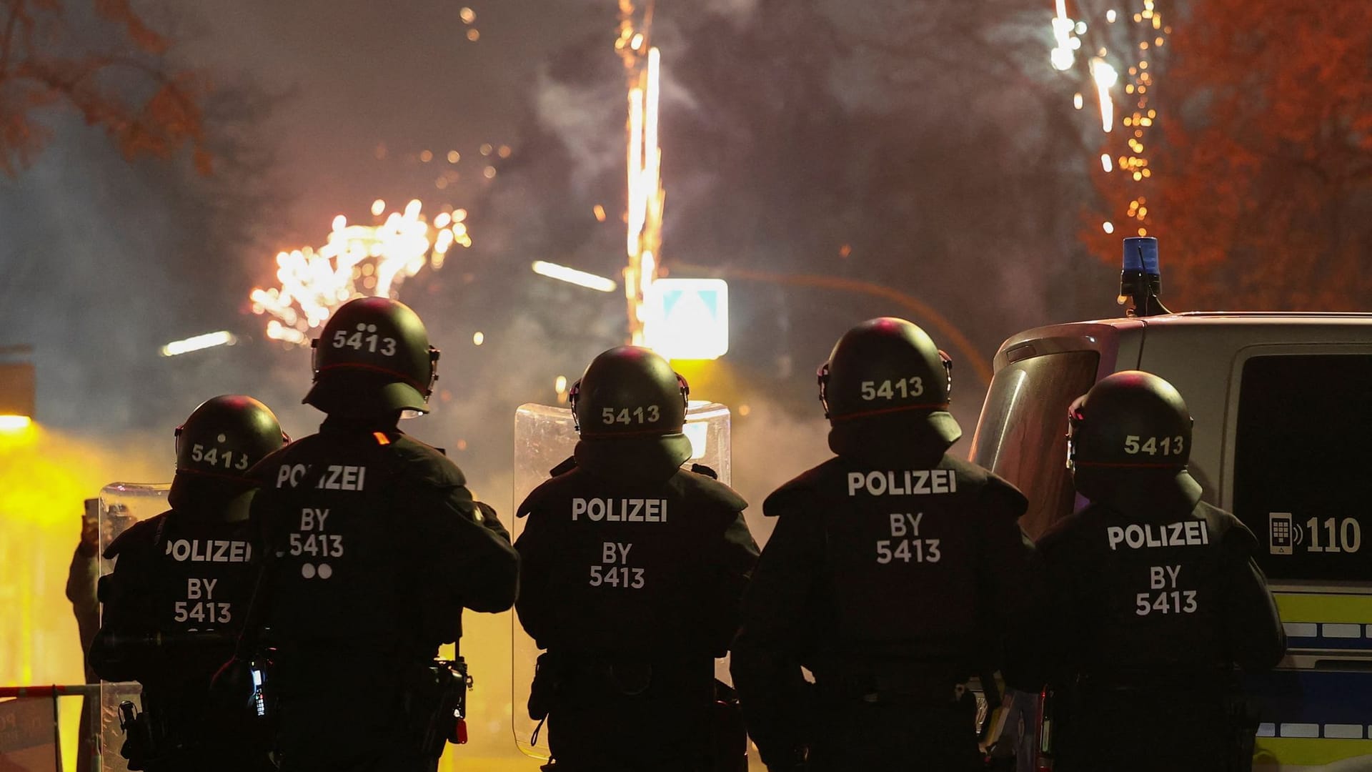 Polizisten in der Berliner Silvesternacht: Laut einer Zwischenbilanz wurden 13 Ermittler verletzt.