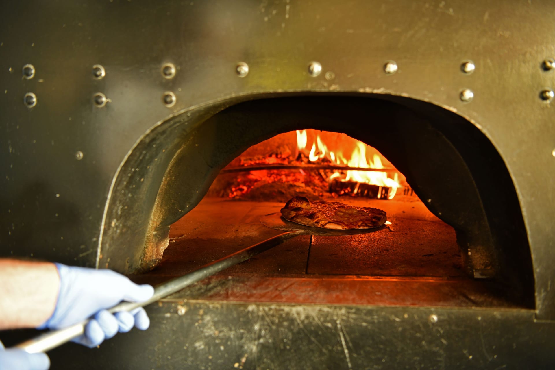 Pizza wird in einen Ofen geschoben (Symbolfoto).