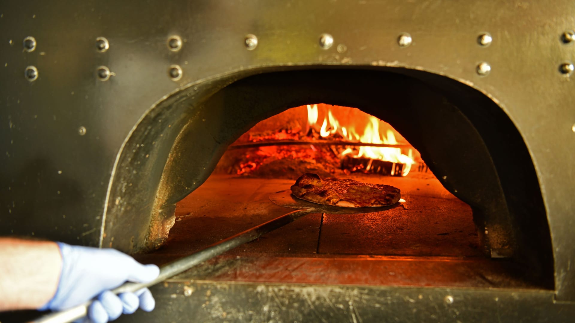 Pizza wird in einen Ofen geschoben (Symbolfoto).