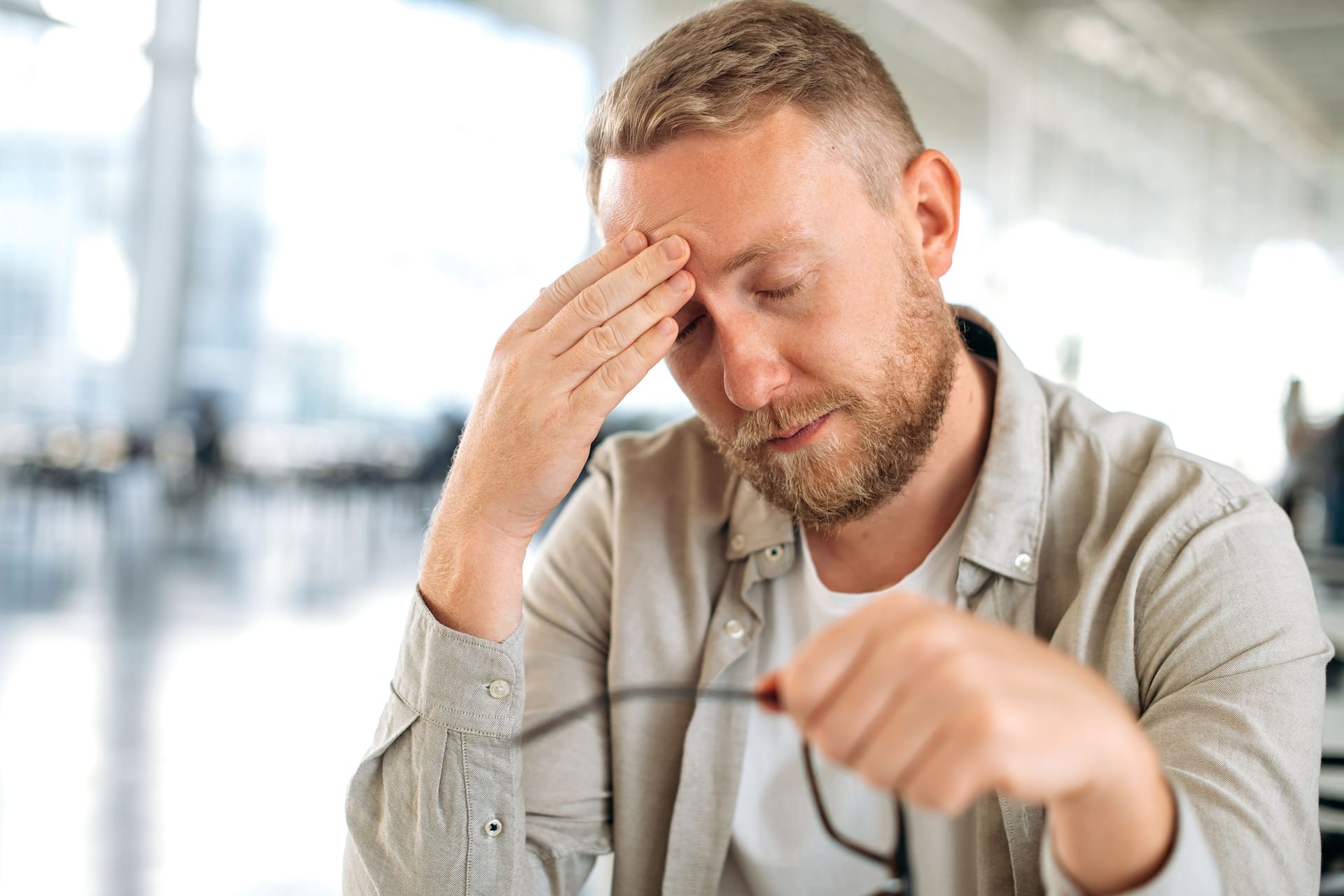 Kopfschmerzen und Unwohlsein: Diese Beschwerden treten häufig beim Verzicht auf Alkohol, Nikotin und Zucker auf.