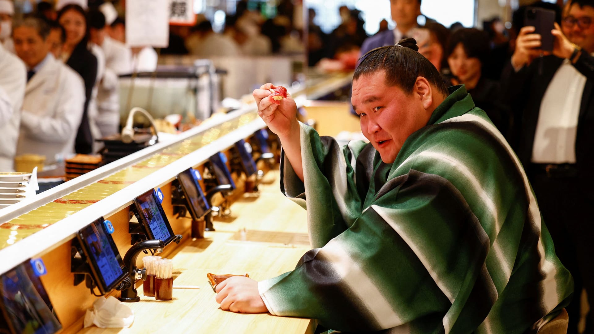 Sumo-Champion Yokozuna Terunofuji verspeist öffentlichkeitswirksam das erste Stück Sushi von dem 1,3-Millionen-Euro-Thunfisch.