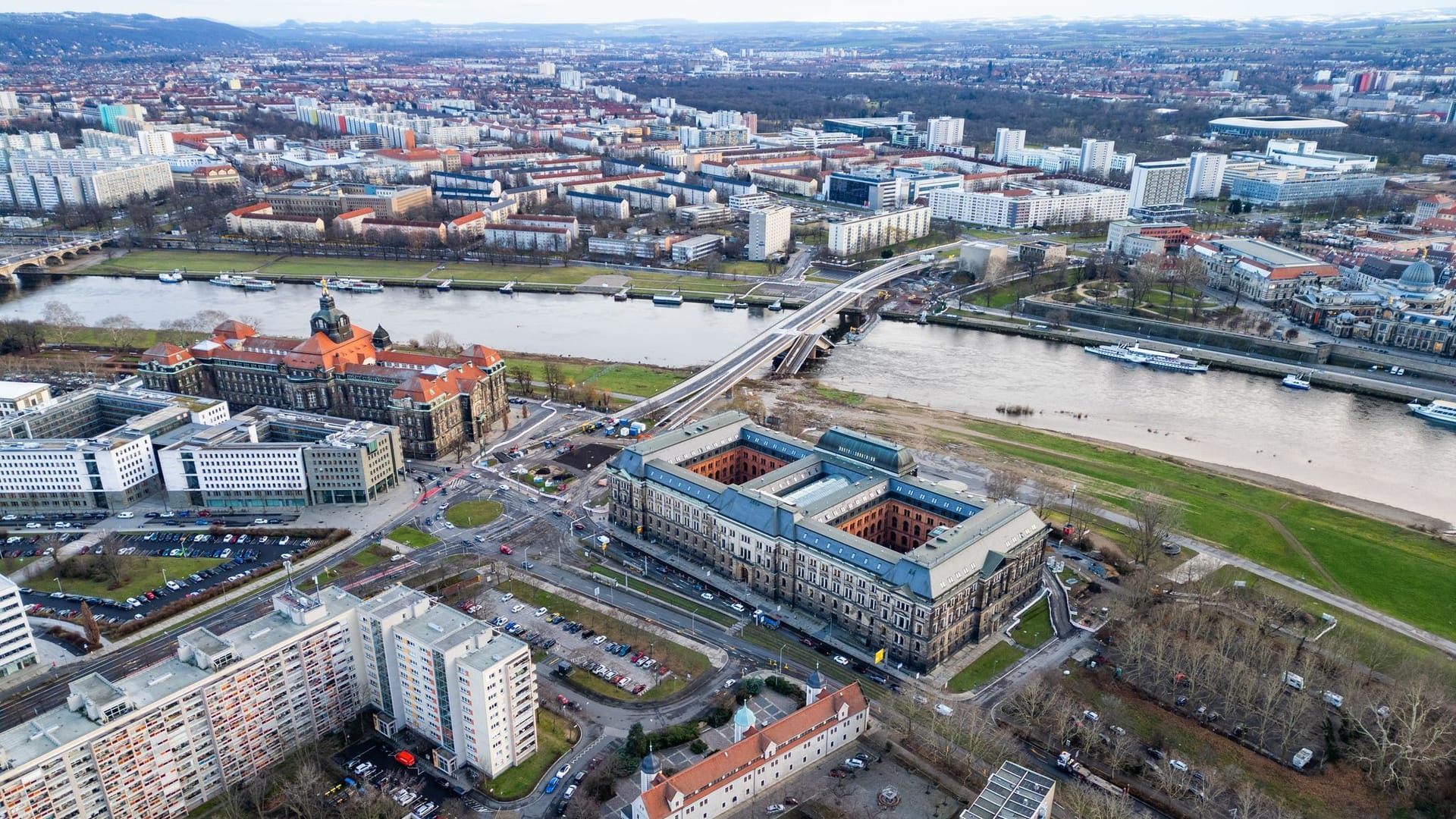 Blick auf die Altstadt und die Neustadt an der Elbe: Ab Donnerstagmorgen sind große Teile dieser beiden Viertel gesperrt.