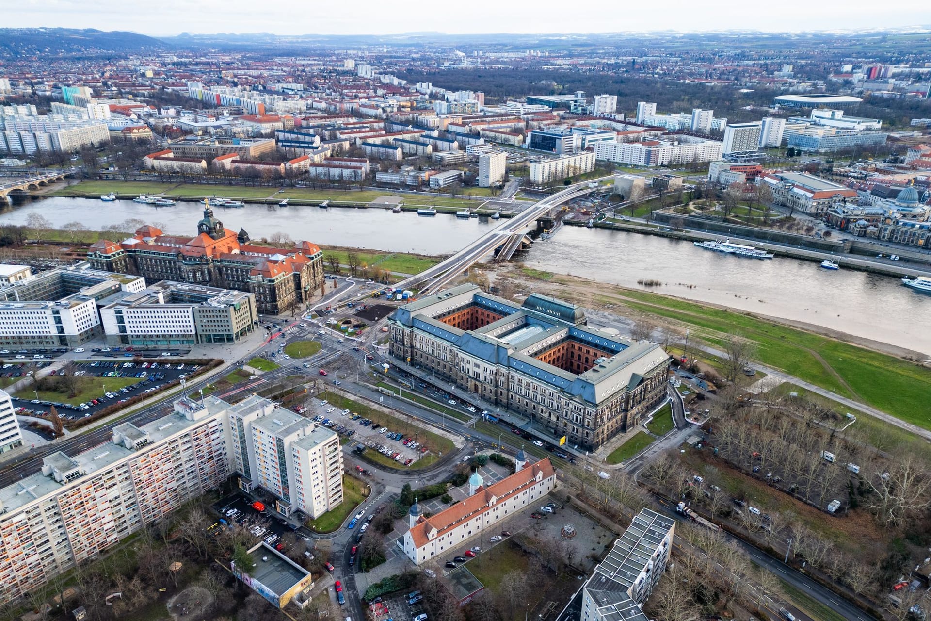 Blick auf die Altstadt und die Neustadt an der Elbe: Ab Donnerstagmorgen sind große Teile dieser beiden Viertel gesperrt.