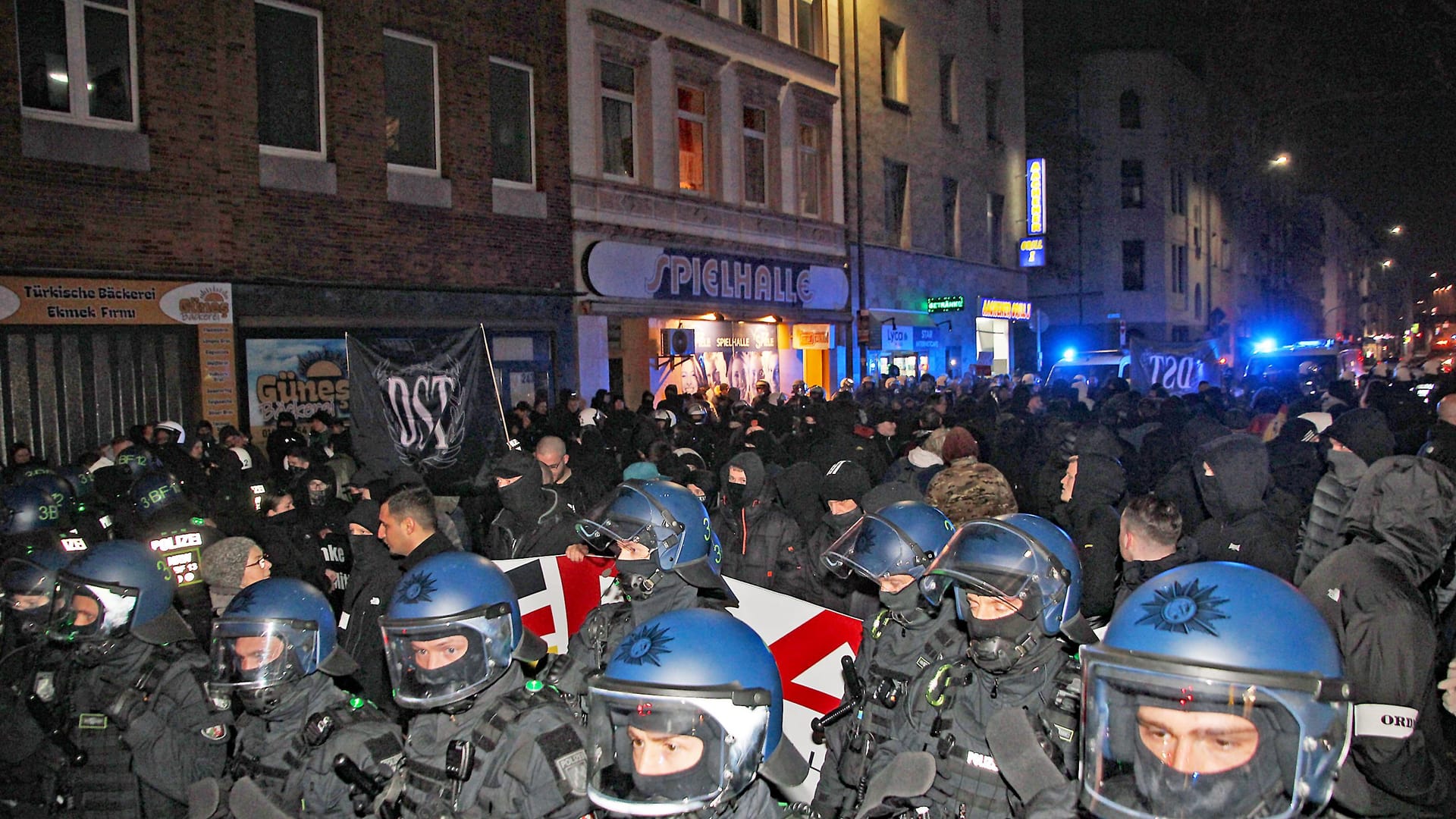 Plausch auf der Neonazi-Demo: Die AfD-Funktionärin Gisela Ellgoth (links im Bild, graue Mütze) im Gespräch mit Ex-AfD-Politiker Ferhat Sentürk.