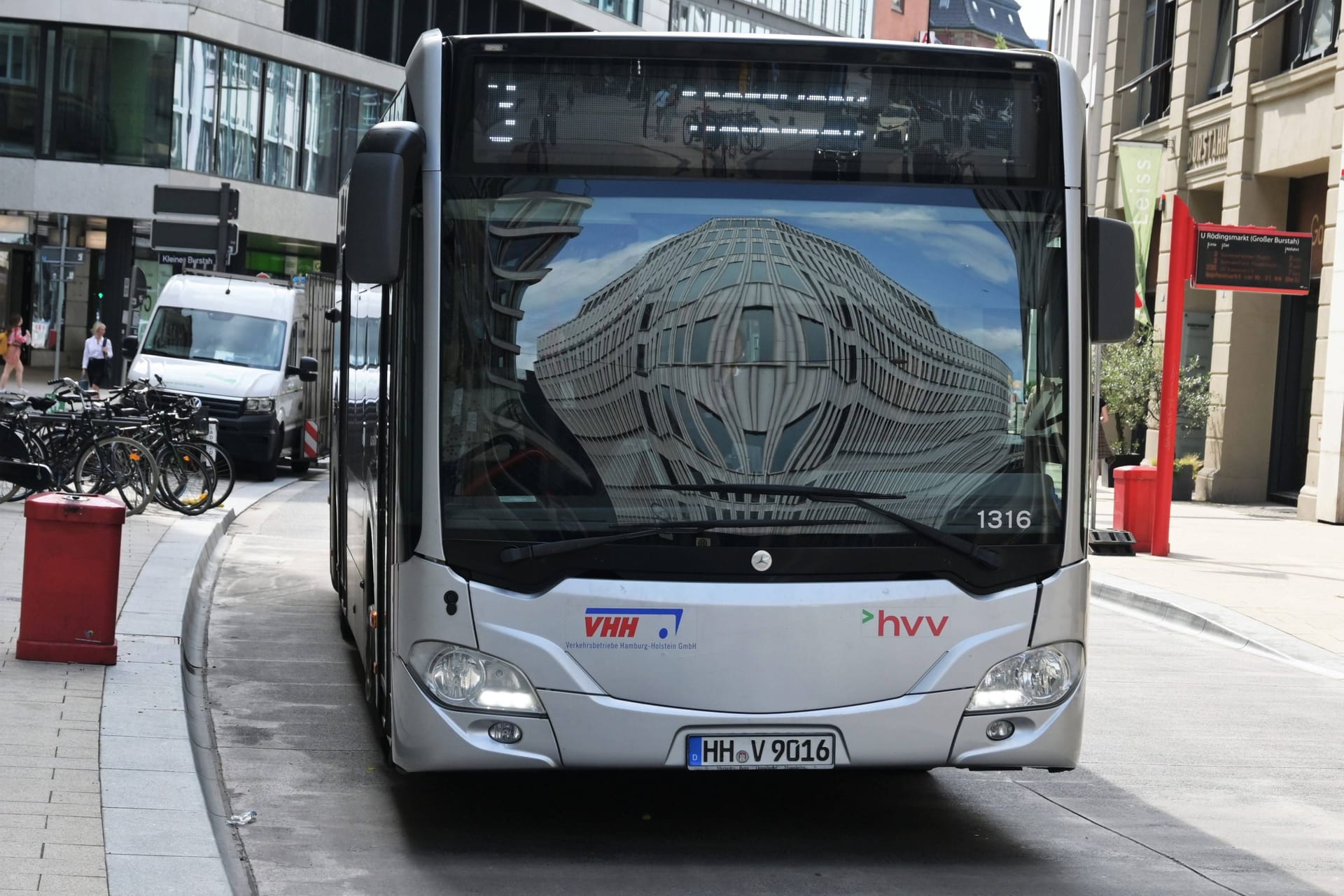 Ein Bus der VHH steht an einer Haltestelle (Archivbild): Am Freitag gibt es einen 24 Stunden langen Warnstreik.