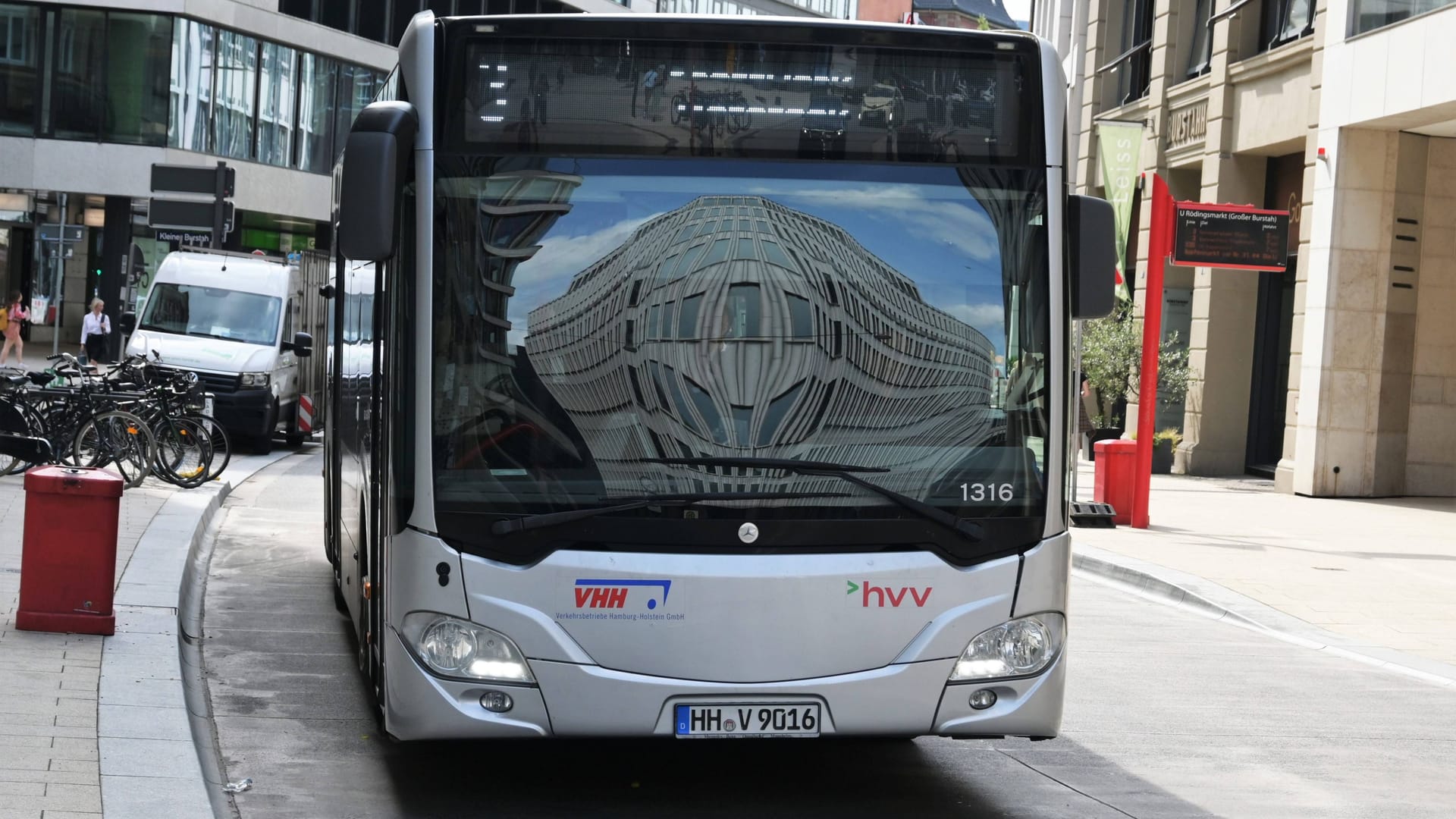 Ein Bus der VHH steht an einer Haltestelle (Archivbild): Am Freitag gibt es einen 24 Stunden langen Warnstreik.