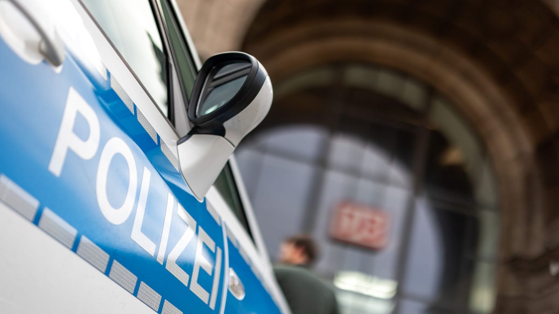 Ein Polizeifahrzeug vor dem Hauptbahnhof in Nürnberg: Bundes- und Landespolizei sind dort auch gemeinsam auf Streife.