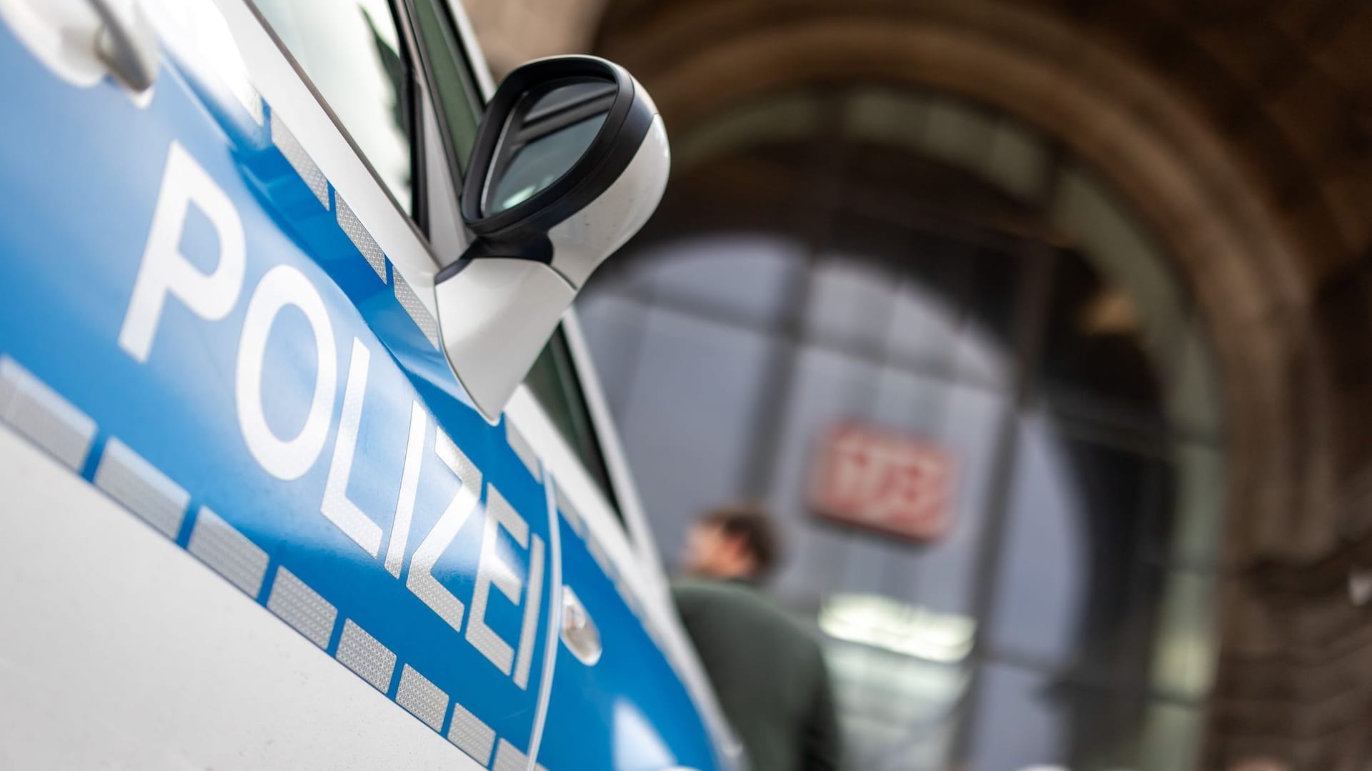 Ein Polizeifahrzeug vor dem Hauptbahnhof in Nürnberg: Bundes- und Landespolizei sind dort auch gemeinsam auf Streife.