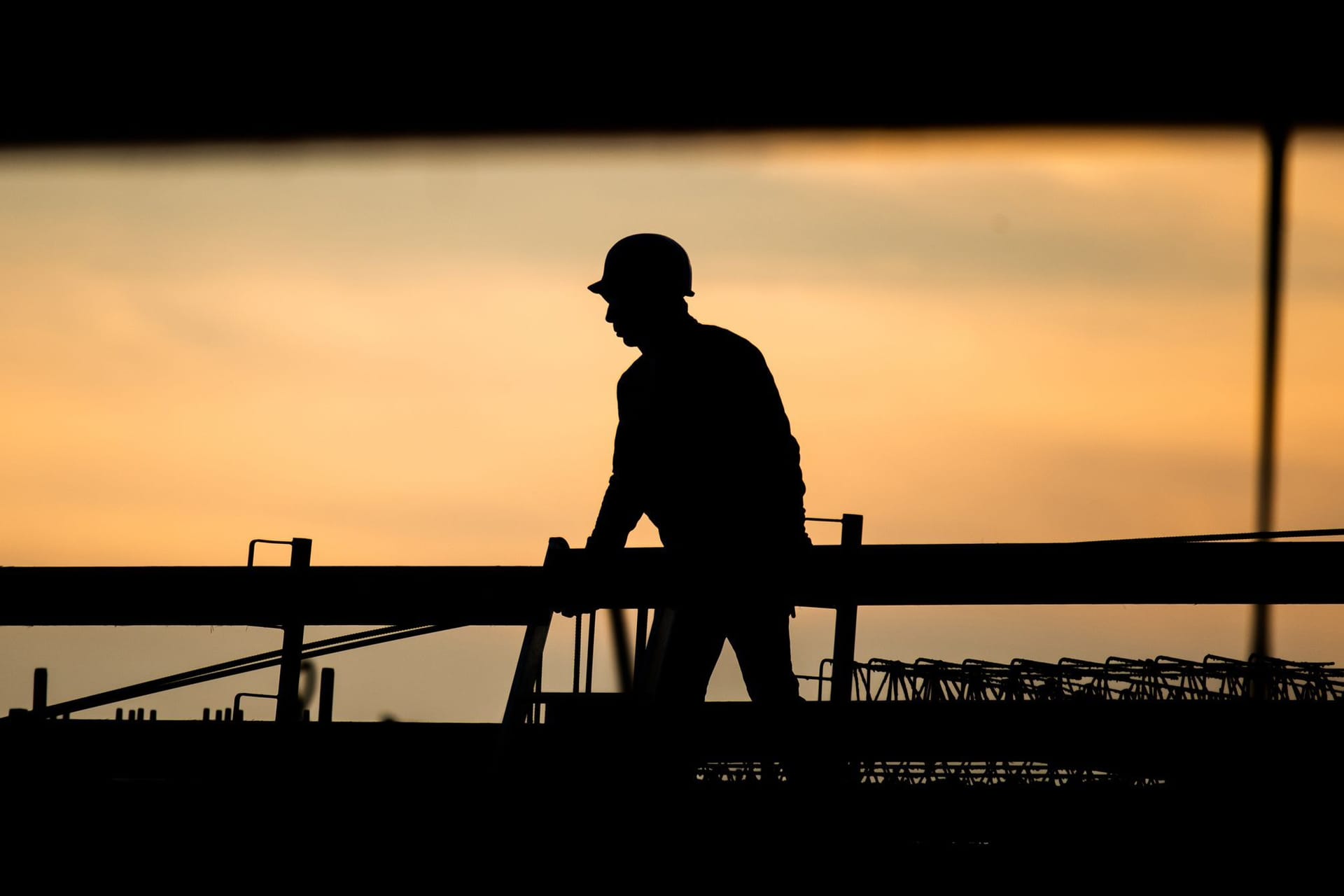 Bauarbeiter in der Morgendämmerung