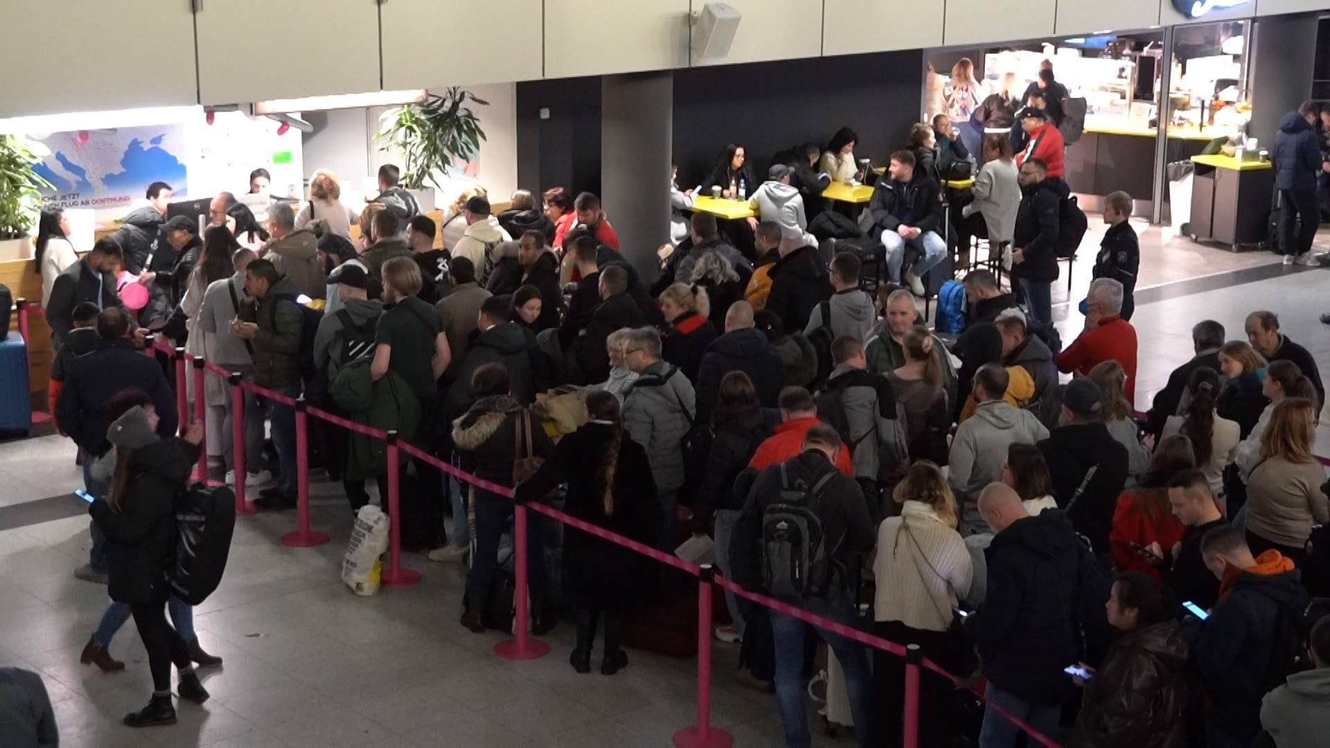 Menschen dicht aneinander gedrängt an den Schaltern: Am Flughafen herrschte offenbar Chaos.