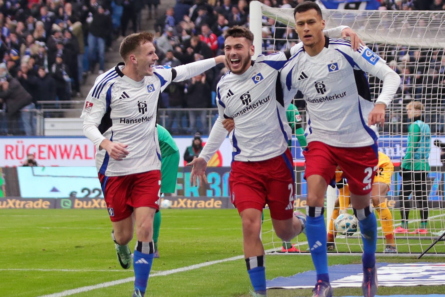 Emir Sahiti (v.l.), William Mikelbrencis und Davie Selke jubeln: Der HSV ist auf Platz 3 in die Winterpause gegangen. Schafft er 2025 den Aufstieg?