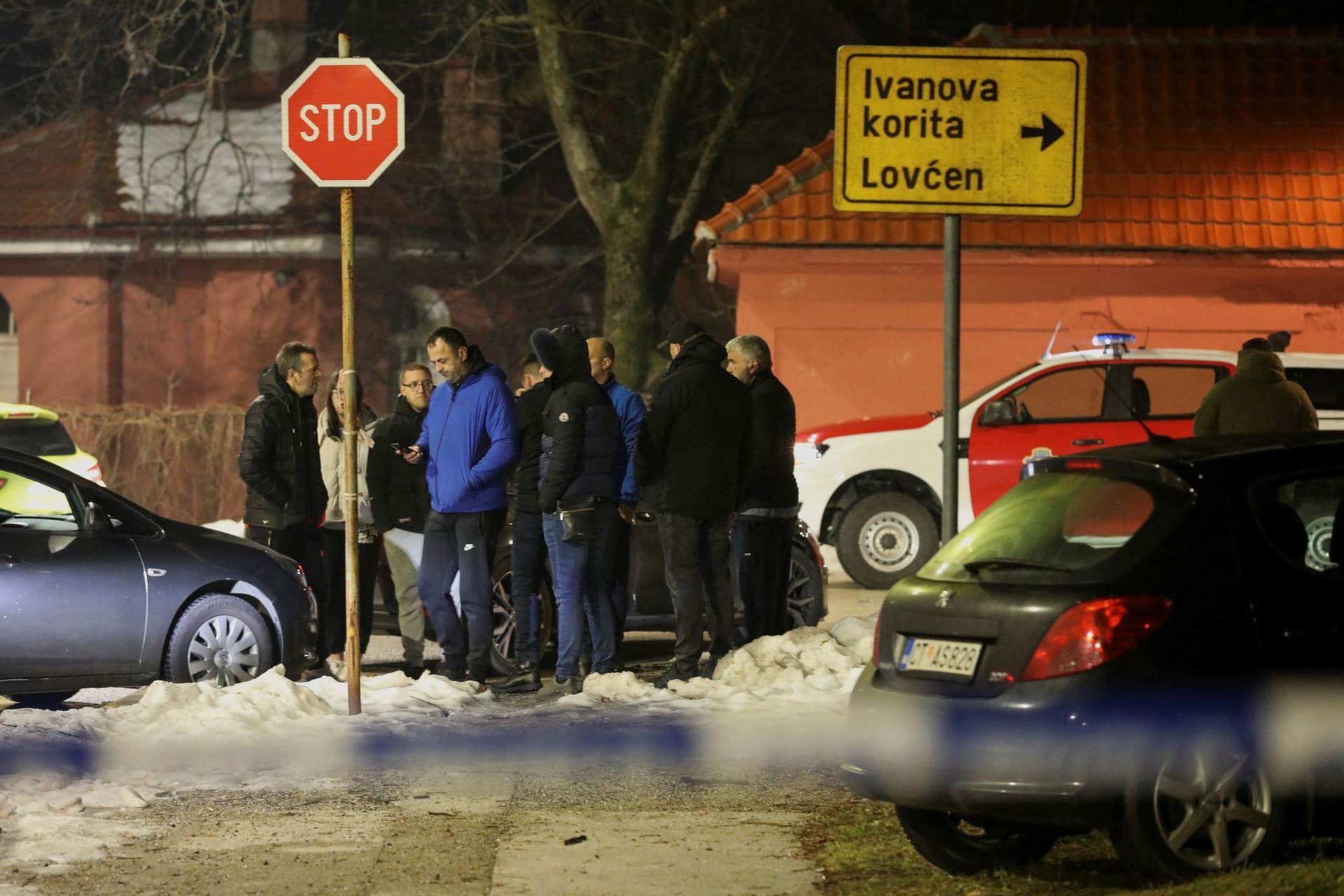 Angehörige der Sicherheitsbehörden nahe des Tatorts: Hier erschoss der Täter mehrere Personen.