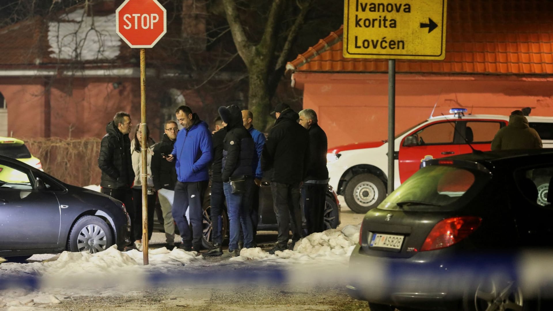 Angehörige der Sicherheitsbehörden nahe des Tatorts: Hier erschoss der Täter mehrere Personen.