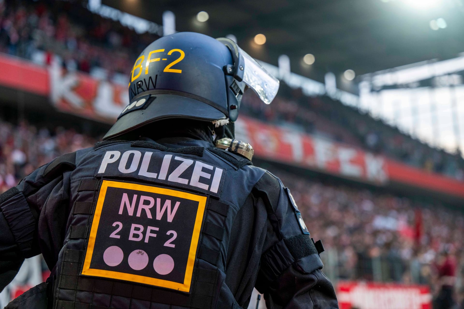 Polizeikräfte bei einem Fußballspiel in Deutschland: Die Mehrkosten bei Hochrisikospielen können auf die Klubs abgewälzt werden.