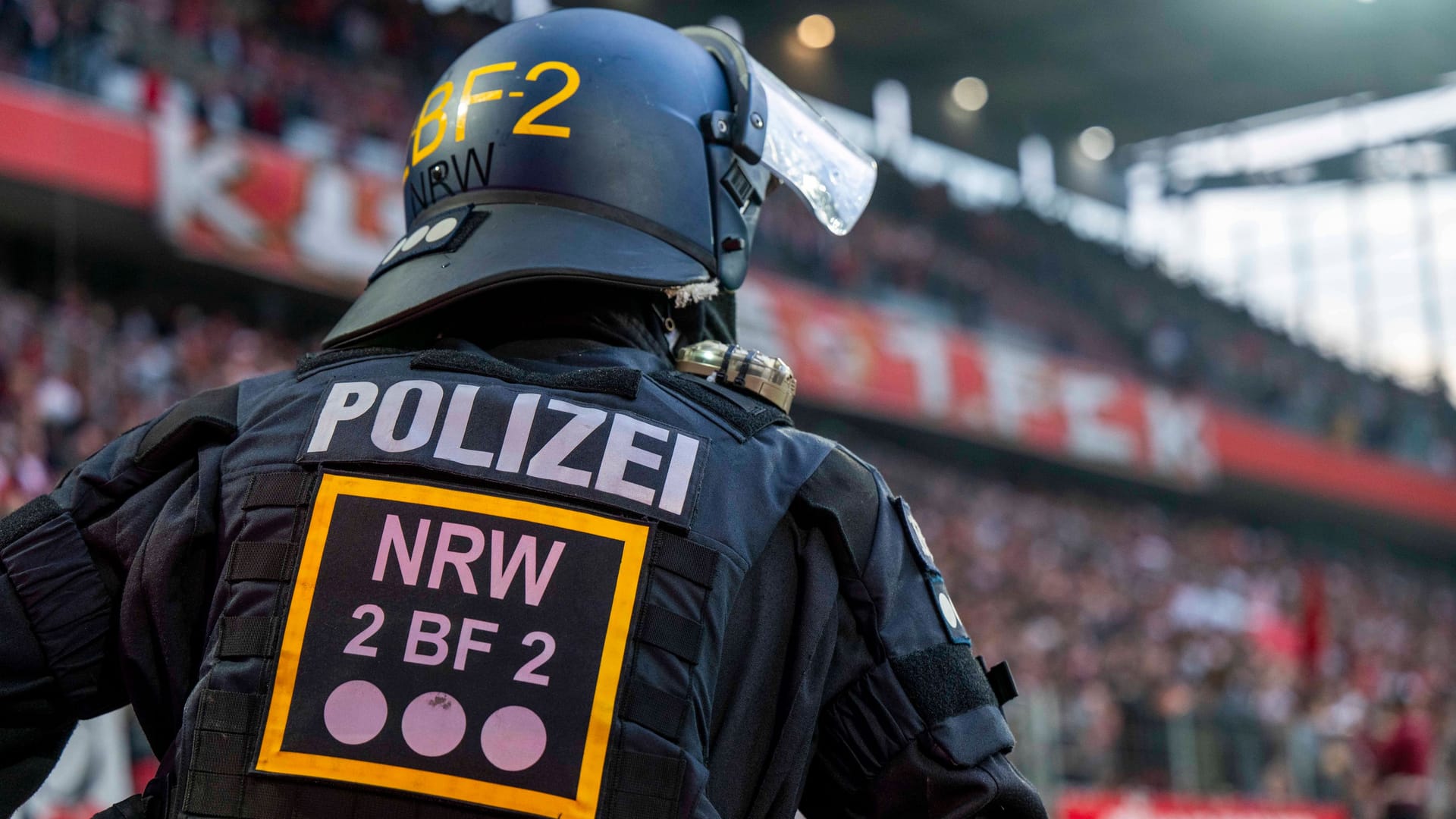 Polizeikräfte bei einem Fußballspiel in Deutschland: Die Mehrkosten bei Hochrisikospielen können auf die Klubs abgewälzt werden.