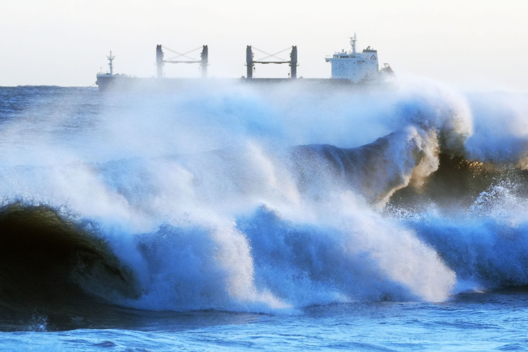 Riesige Wellen schlagen gegen die Küste von Whitley Bay im englischen North Tyneside (Archivbild): Heute und am Wochenende werden Windgeschwindigkeiten von bis zu 215 km/h erwartet.