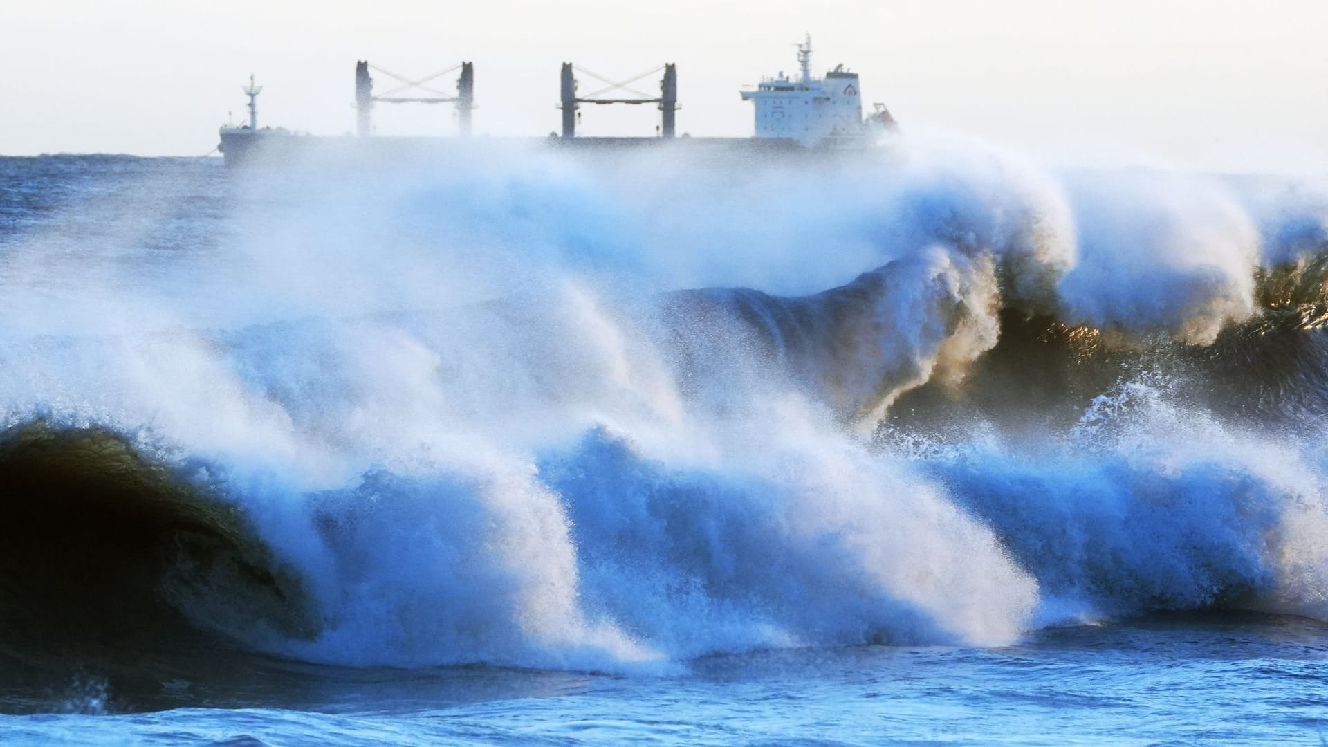 Riesige Wellen schlagen gegen die Küste von Whitley Bay im englischen North Tyneside (Archivbild): Heute und am Wochenende werden Windgeschwindigkeiten von bis zu 215 km/h erwartet.