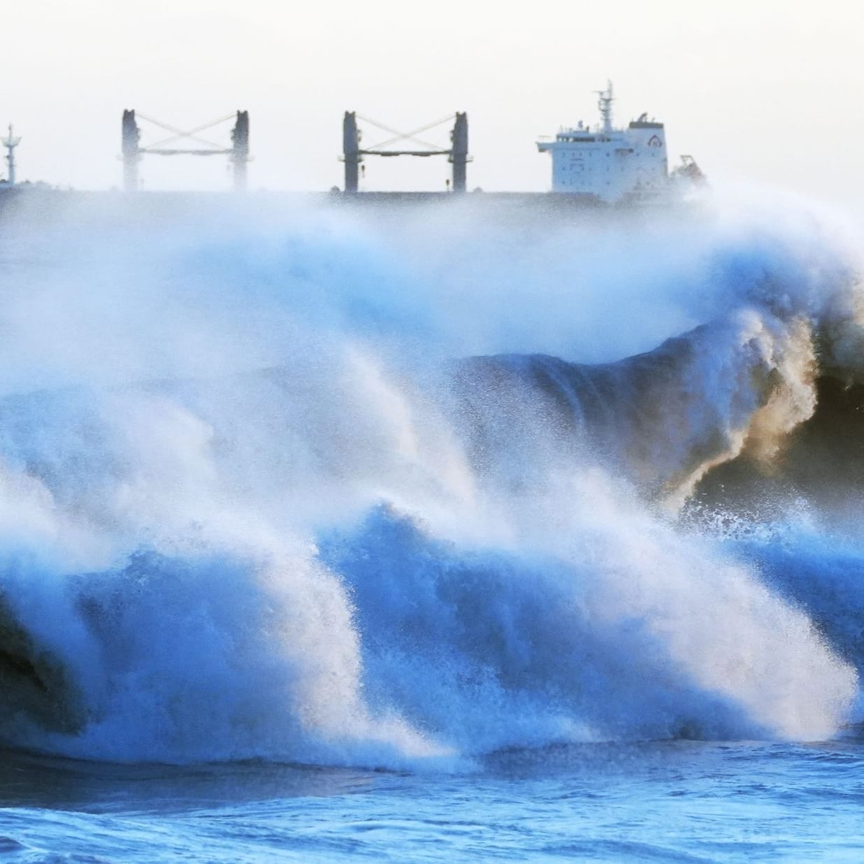 Riesige Wellen schlagen gegen die Küste von Whitley Bay im englischen North Tyneside (Archivbild): Heute und am Wochenende werden Windgeschwindigkeiten von bis zu 215 km/h erwartet.