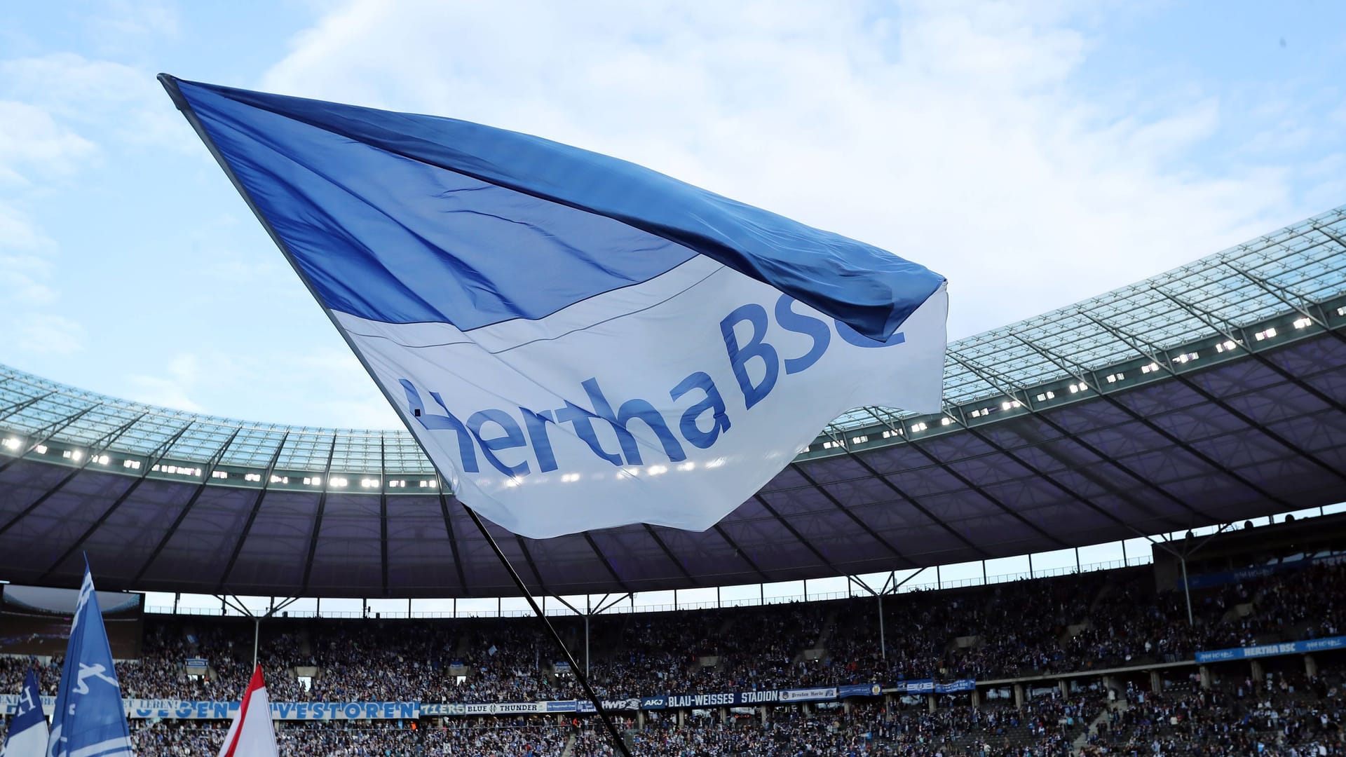 Hertha BSC-Fahne (Archivbild): Der Verein hat eine Entscheidung bezüglich seiner Präsenz auf dem Kurznachrichtendienst X getroffen.