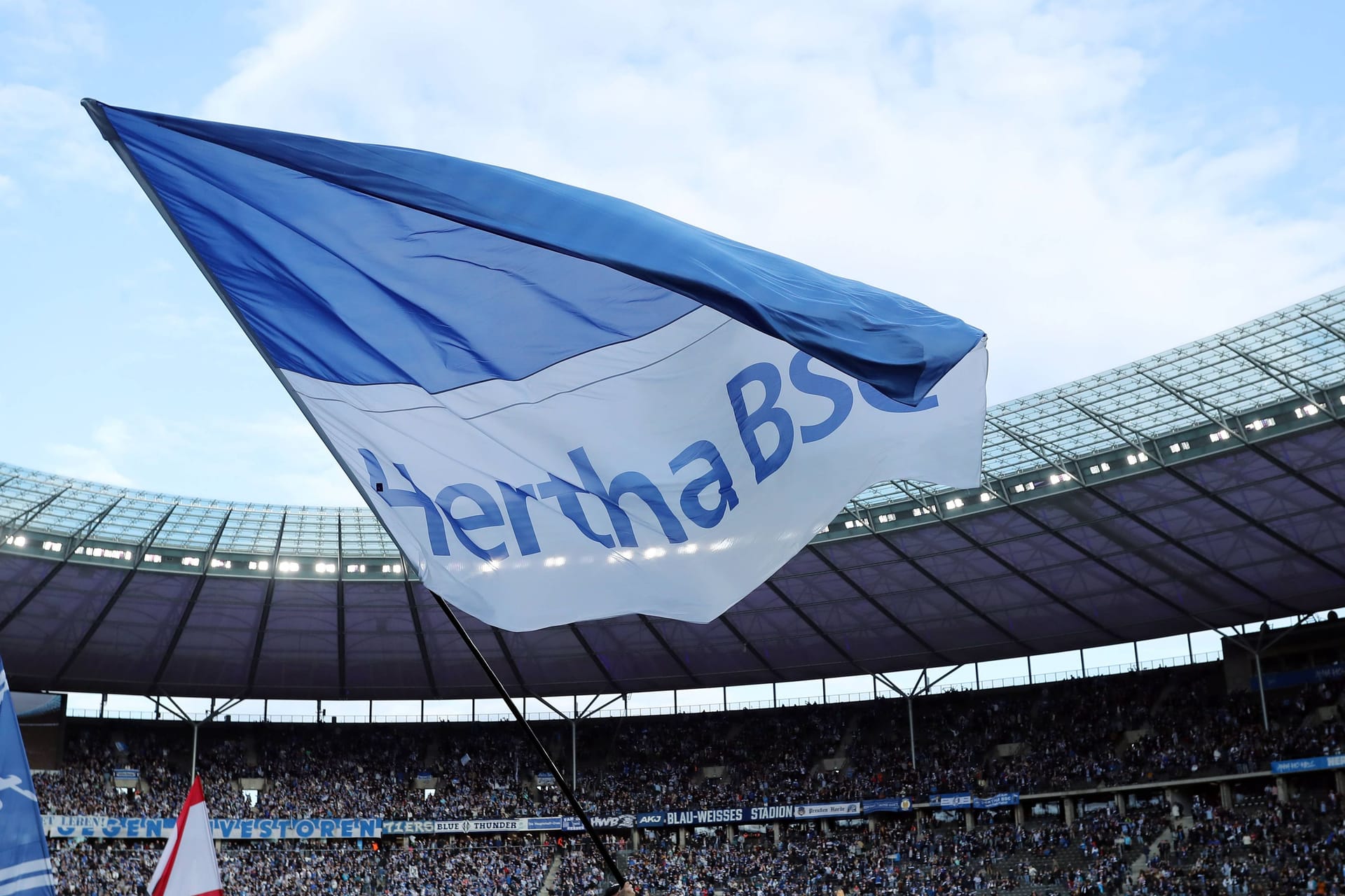 Hertha BSC-Fahne (Archivbild): Der Verein hat eine Entscheidung bezüglich seiner Präsenz auf dem Kurznachrichtendienst X getroffen.