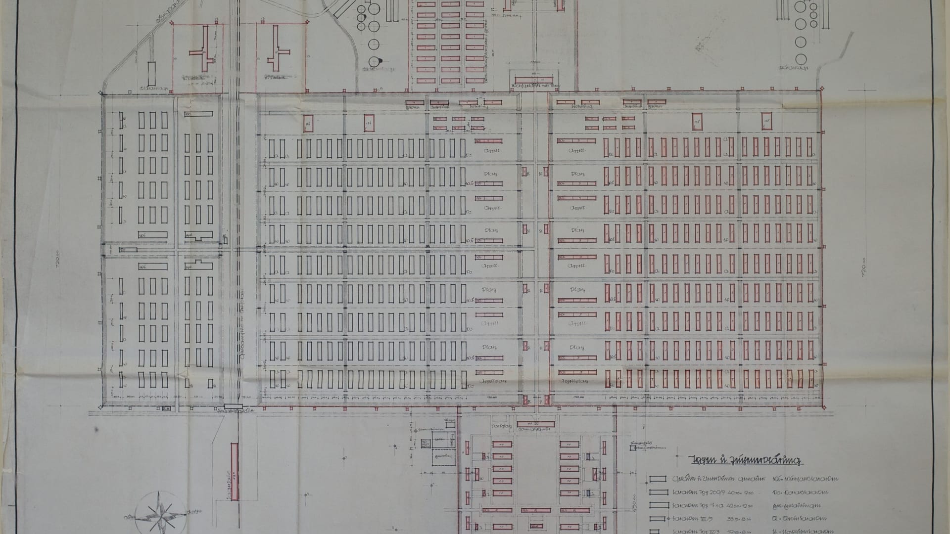 Plan des Lagers in Birkenau, gezeichnet in der Zentralbauleitung Auschwitz am 6.10.1942 vom Gefangenen Rudolf Kauer. Gerötet sind die Objekte des am 15.9.1942 von Rüstungsminister Speer der SS bewilligten „zusätzlichen Bauvolumens Reichsminister Prof. Speer“, darunter vier Krematorien mit angeschlossenen Gaskammern, eine Zentrale Sauna, ein zweites Wachgebäude mit Turm, die Holzbaracken des dritten und Ergänzungen des zweiten Lagerabschnitts, das Lager für das Raubgut und die neue Kommandantur mit Unterkünften für die SS. Das Bauprogramm diente dem „Sonderprogramm Prof. Speer“, so nannte es die SS, die im Handel mit Speer gegen Bezugsrechte für Baumaterialien und den Einsatz von Maschinen und Facharbeitern dem Rüstungsministerium ab Oktober 1942 zu Zehntausenden Arbeitssklaven für die Kriegsindustrie zu stellen hatte.