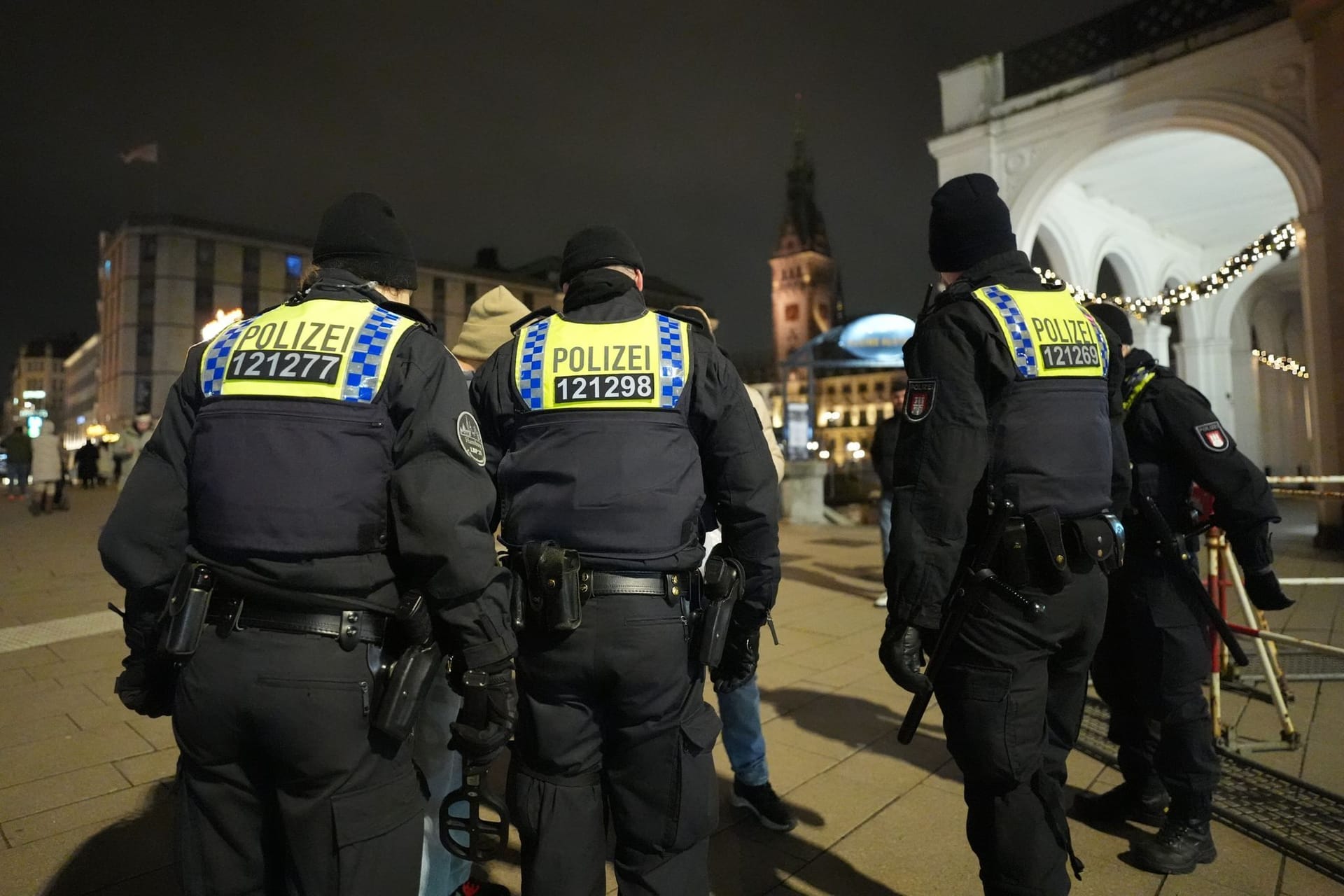 Polizeikräfte stehen zum Jahreswechsel auf dem Jungfernstieg (Archivbild): Die Zahl der Anzeigen ist noch nicht durch Ermittlungen gesichert.