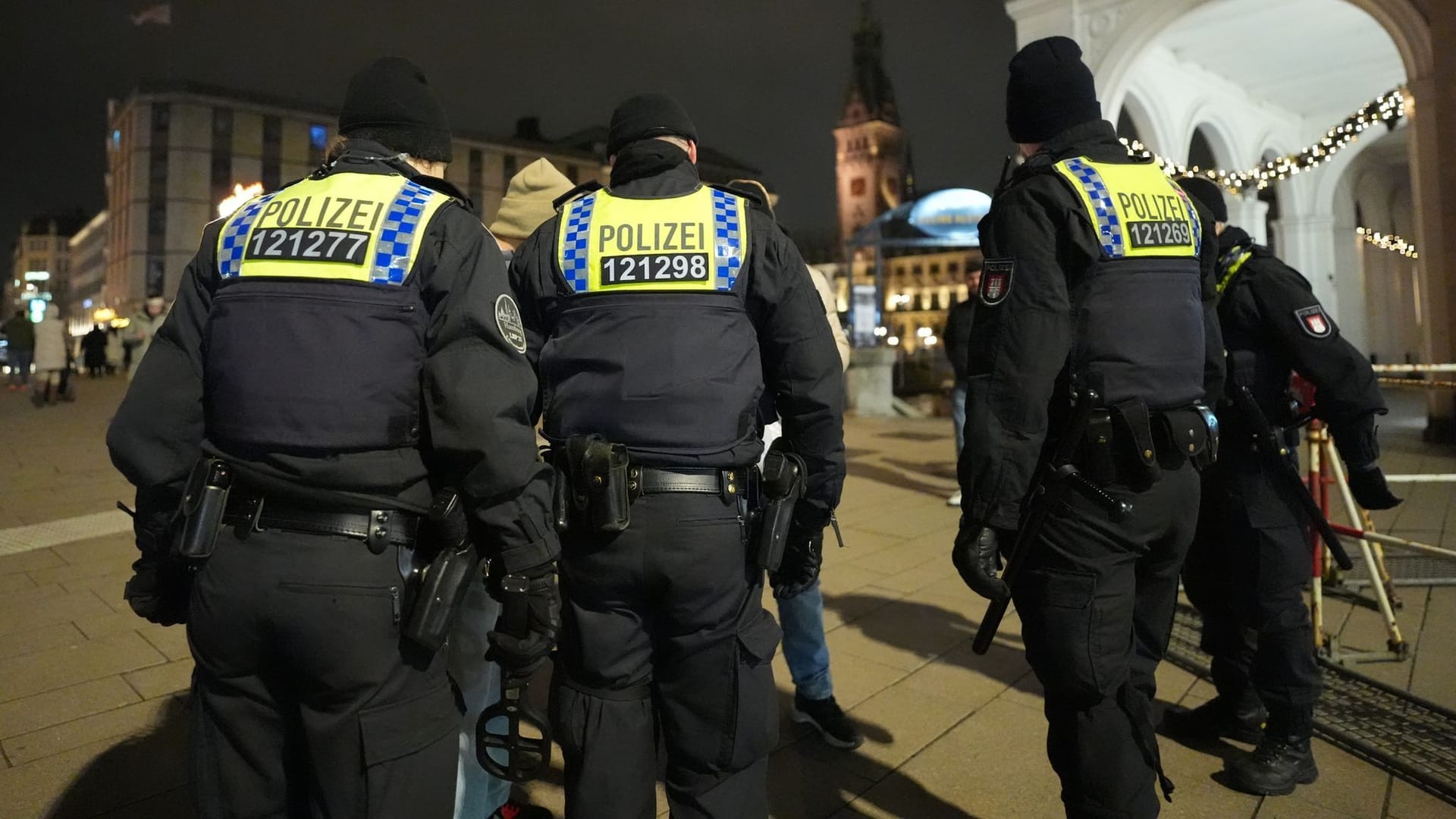 Polizeikräfte stehen zum Jahreswechsel auf dem Jungfernstieg (Archivbild): Die Zahl der Anzeigen ist noch nicht durch Ermittlungen gesichert.