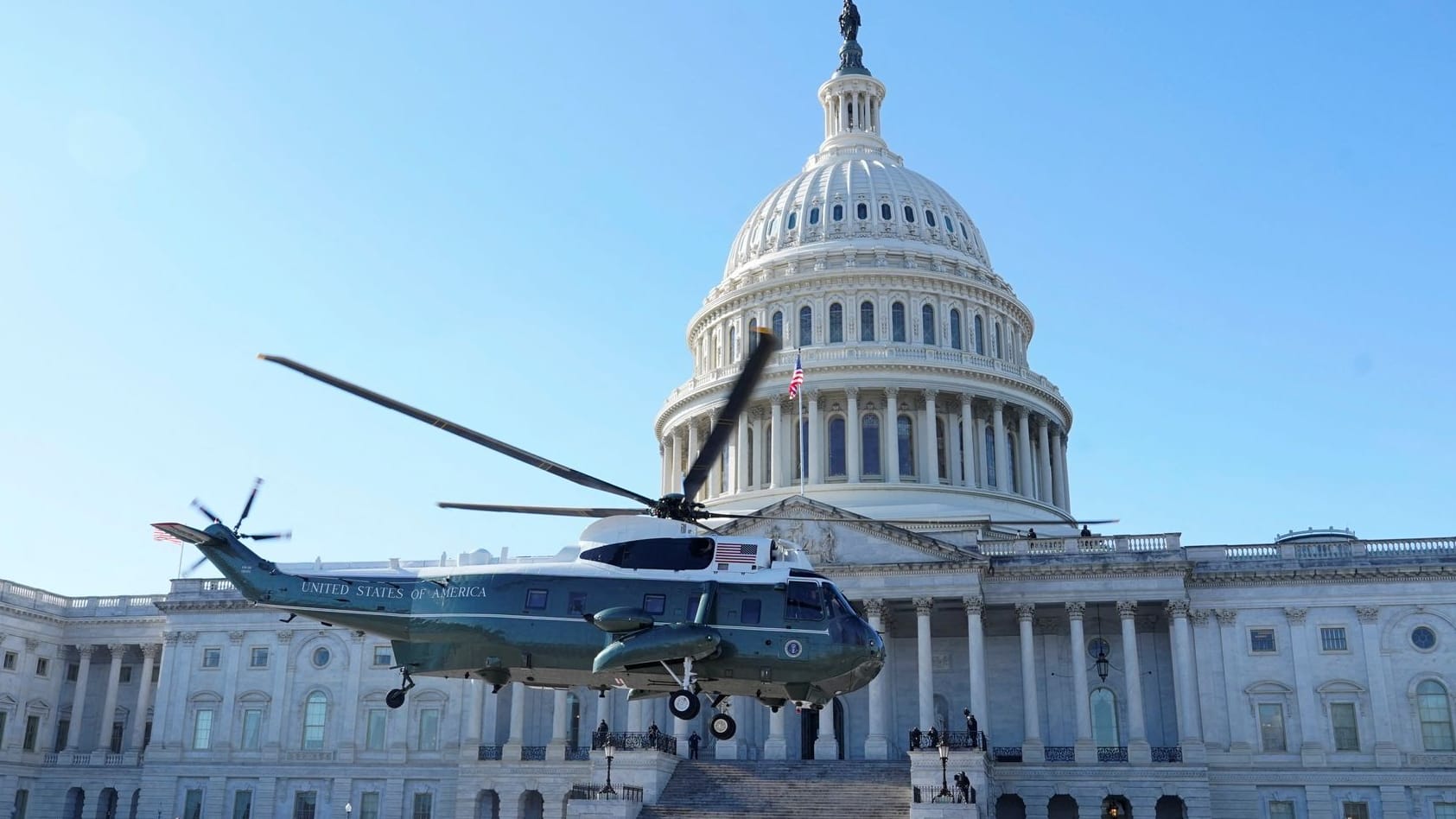 Die Bidens verlassen Trumps Amtseinführung in einem Hubschrauber.