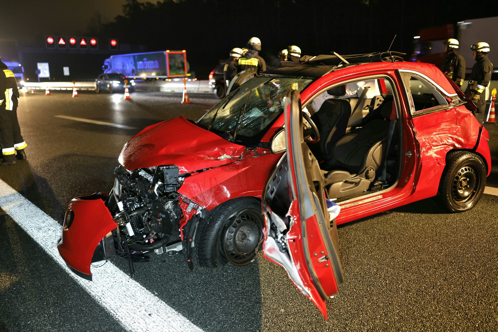 Ein verunfalltes Auto auf der A73 bei Wendelstein: 120 Unfälle zählte das Polizeipräsidium Mittelfranken.