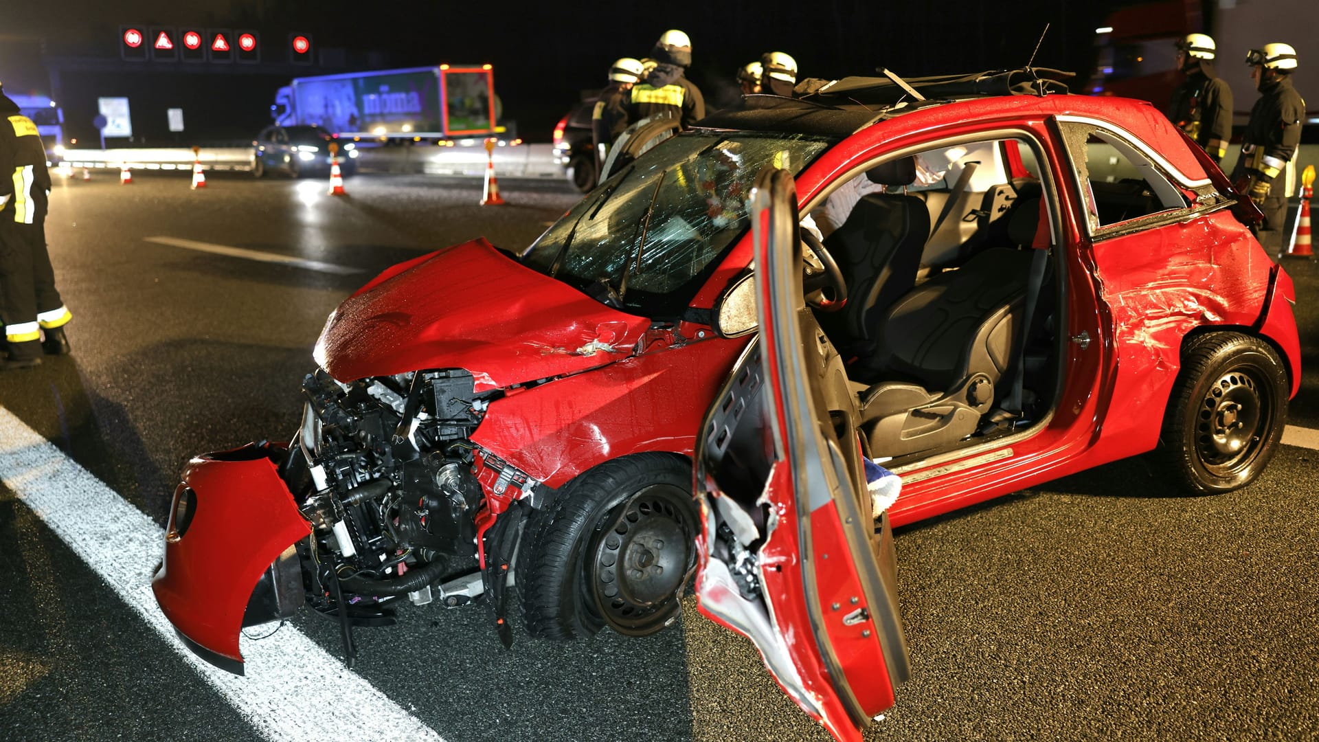 Ein verunfalltes Auto auf der A73 bei Wendelstein: 120 Unfälle zählte das Polizeipräsidium Mittelfranken.