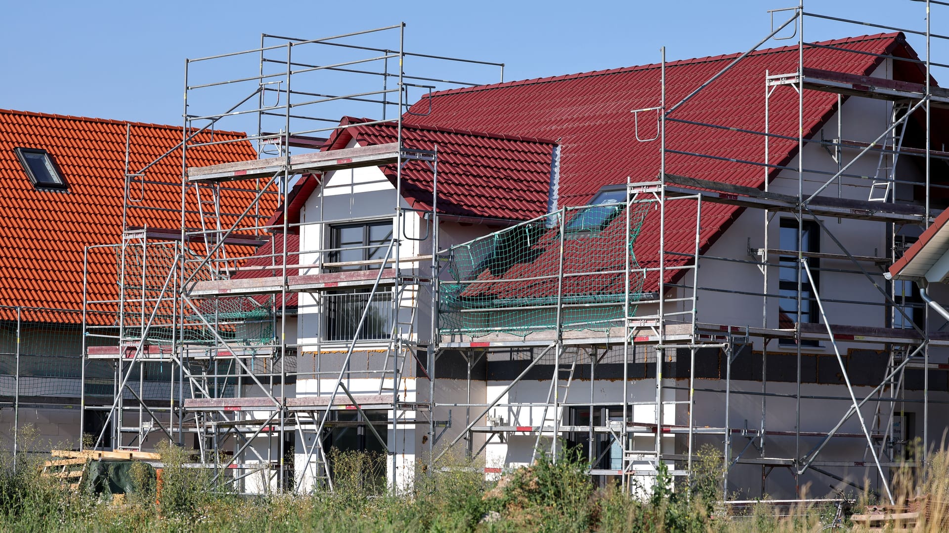 Einfamilienhaus im Bau: Der Ausblick für die Bauzinsen ist derzeit verhalten.