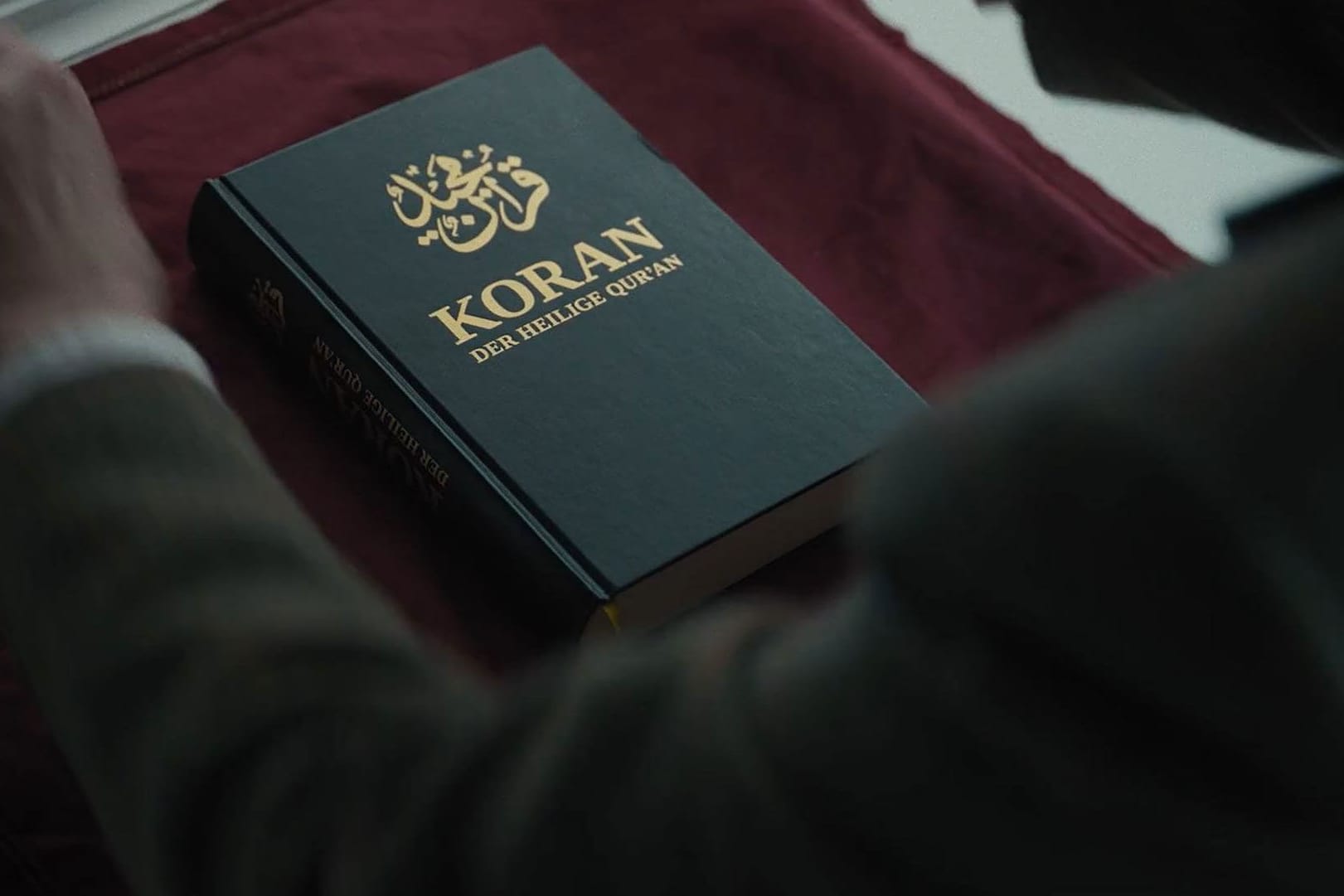 Szenenbild mit einem Exemplar des Korans: In dem Film "Martin liest den Koran" geht es um islamistischen Extremismus.