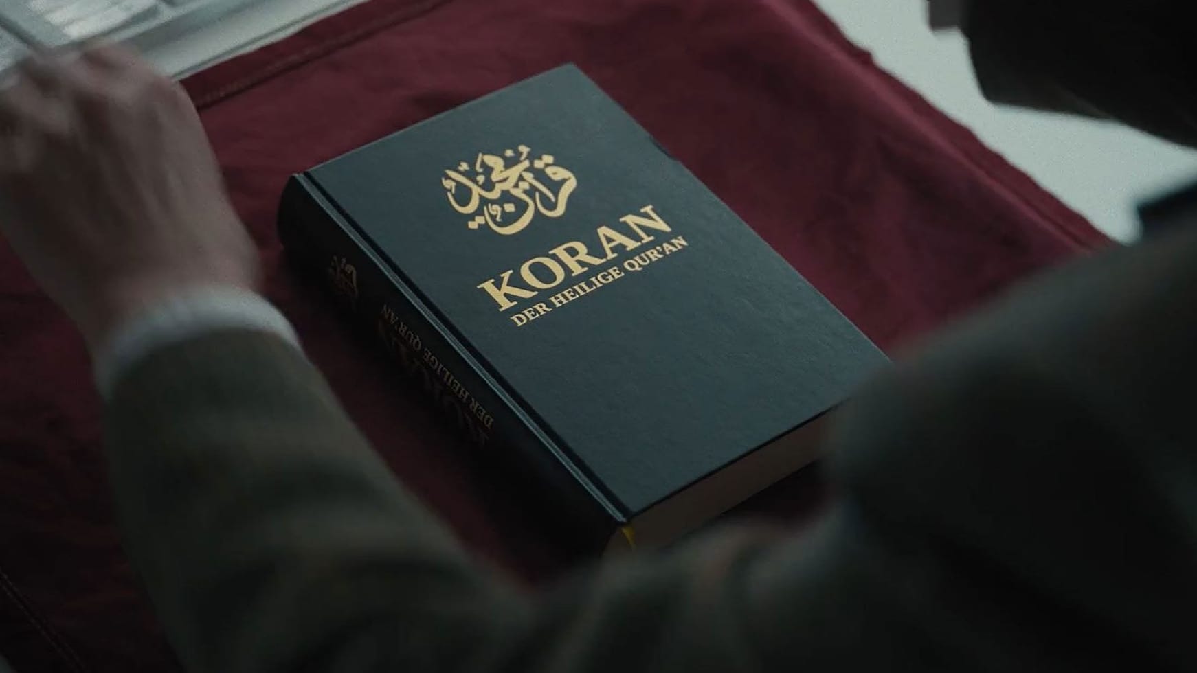 Szenenbild mit einem Exemplar des Korans: In dem Film "Martin liest den Koran" geht es um islamistischen Extremismus.