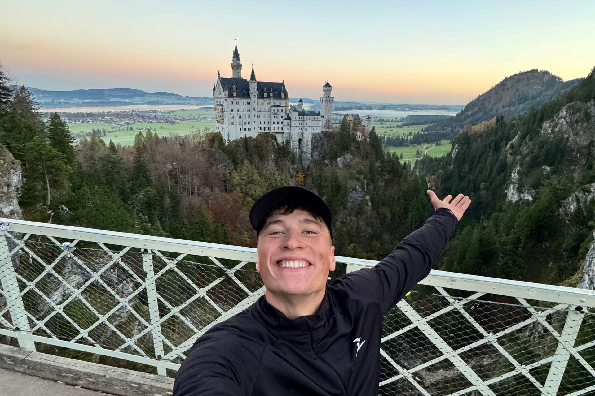 Am Ziel in Bayern: Der Kölner Jura-Student Kim Gottwald ist von Sylt zum Schloss Neuschwanstein gelaufen.