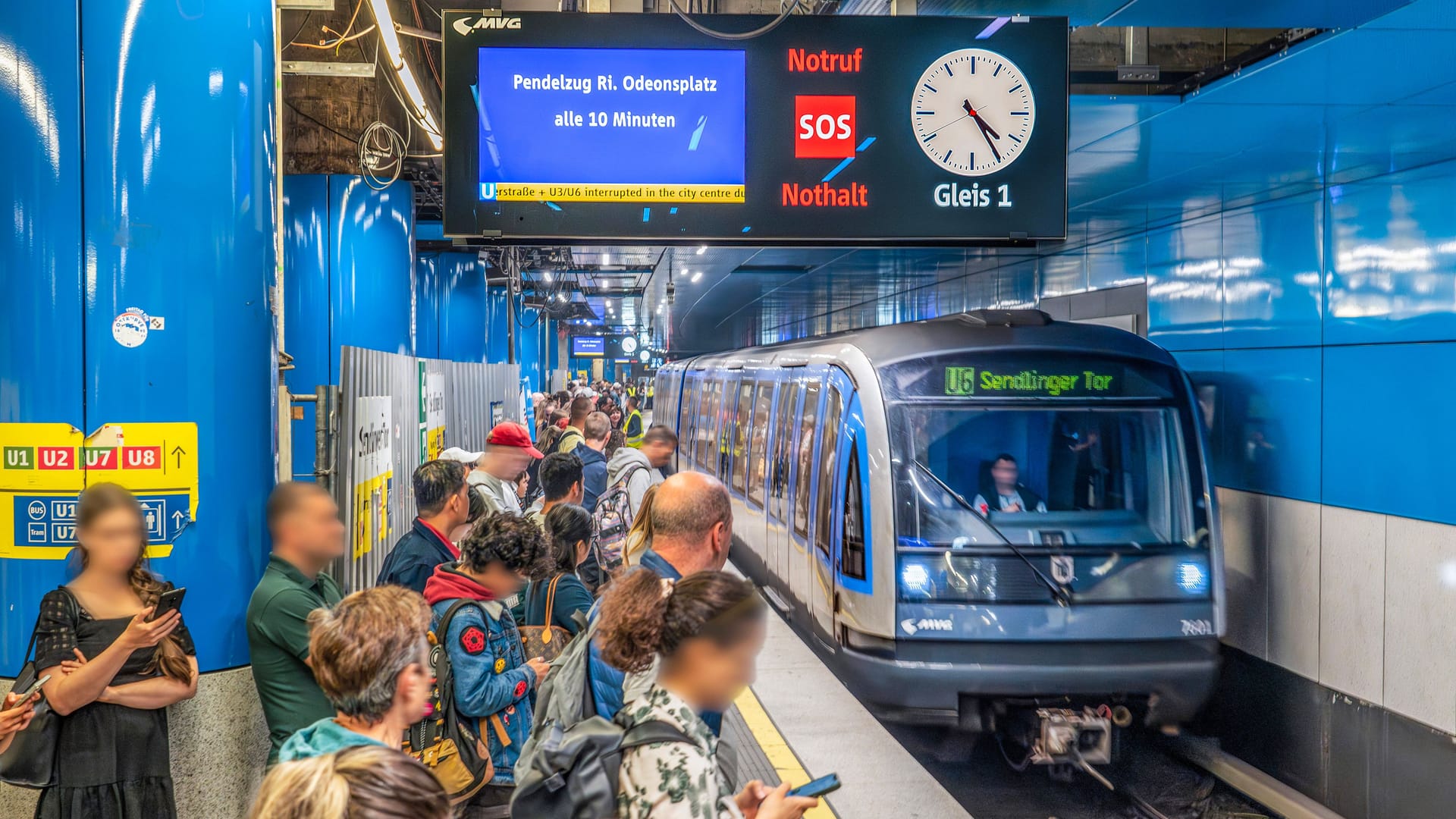 Fahrgäste warten am Sendlinger Tor auf eine U-Bahn (Archivbild):