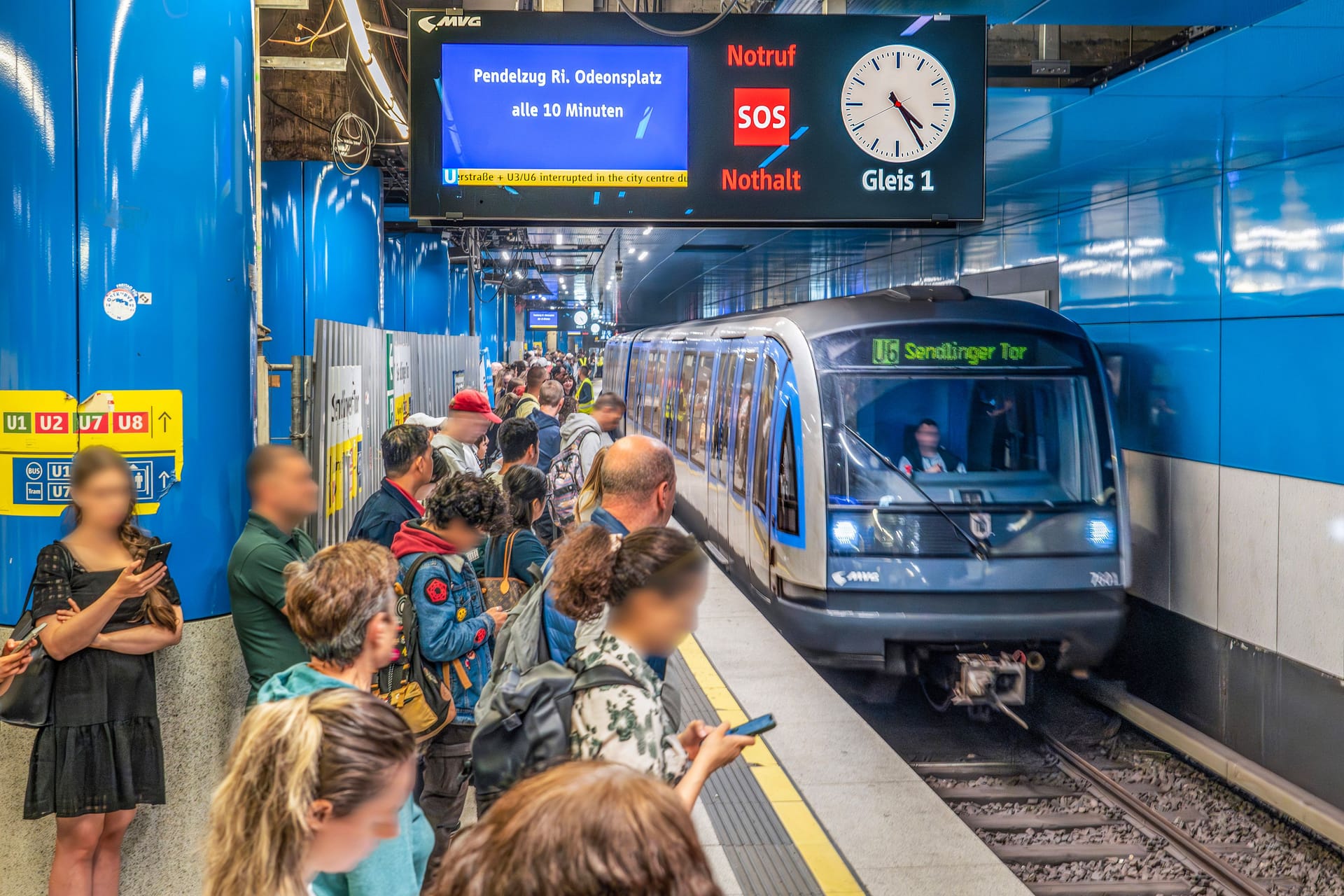 Fahrgäste warten am Sendlinger Tor auf eine U-Bahn (Archivbild):