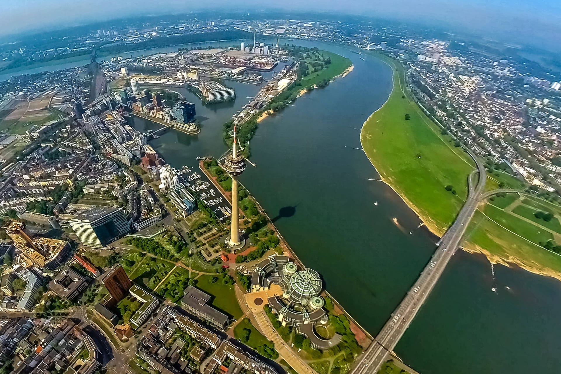 Der Rhein am Medienhafen in Düsseldorf (Archivfoto): Im Wasser des Flusses wurde der Stoff PFOS entdeckt.