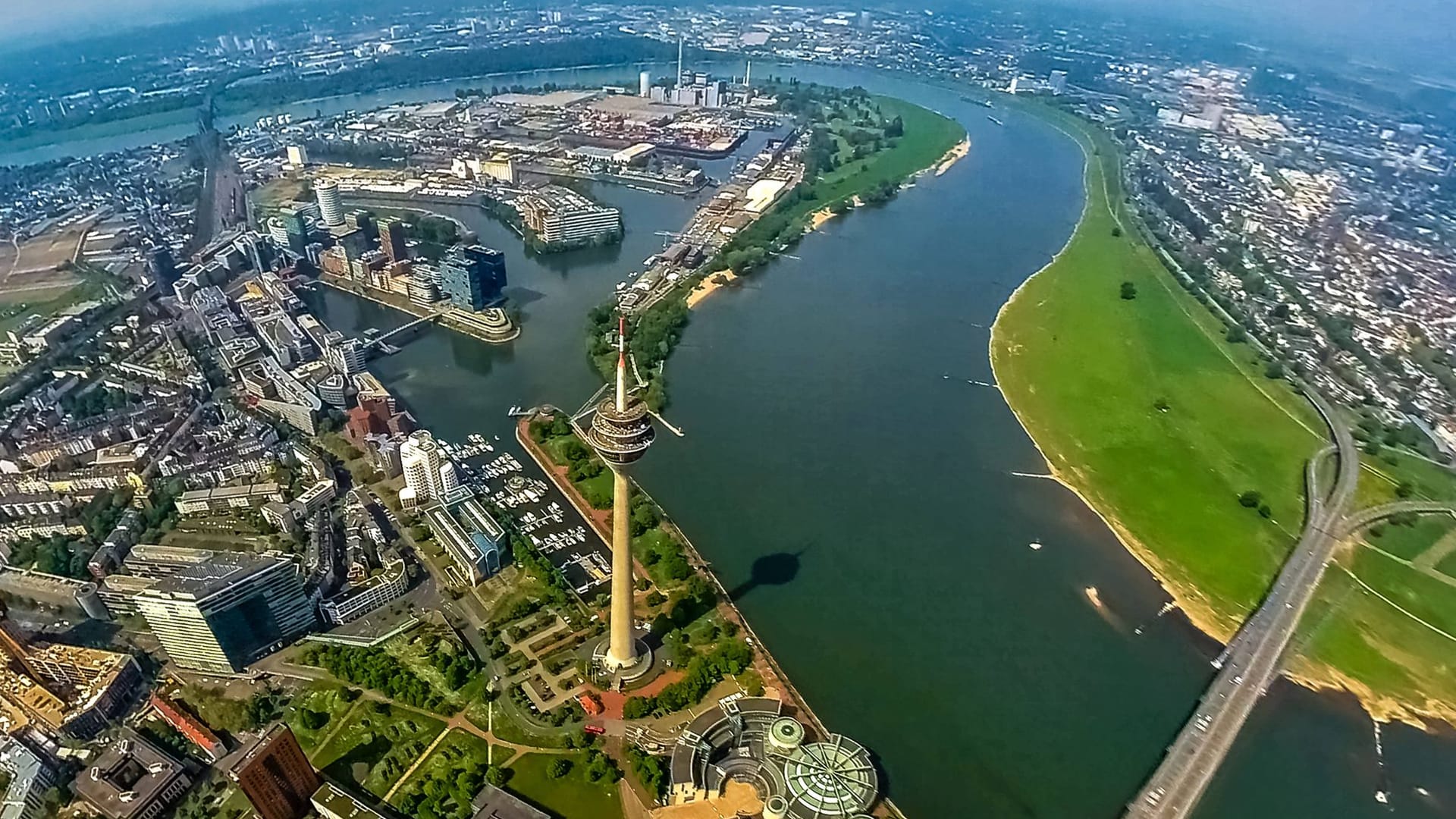 Der Rhein am Medienhafen in Düsseldorf (Archivfoto): Im Wasser des Flusses wurde der Stoff PFOS entdeckt.