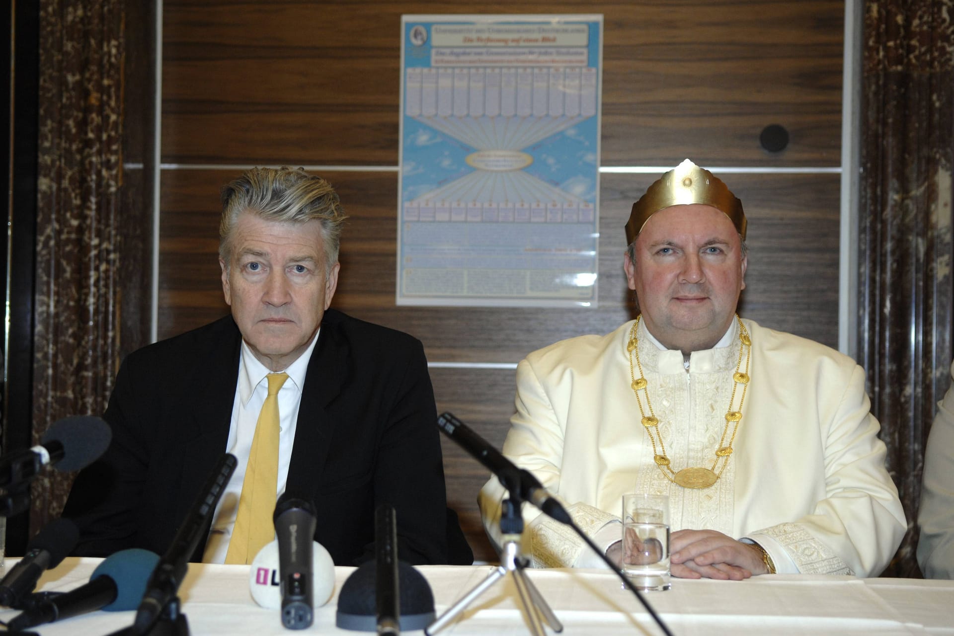 David Lynch (l.) und Emanuel Schiffgens bei einer gemeinsamen Pressekonferenz im Jahr 2007: Aussagen zu Hitler und zur angestrebten Unbesiegbarkeit Deutschlands sorgten für Empörung.