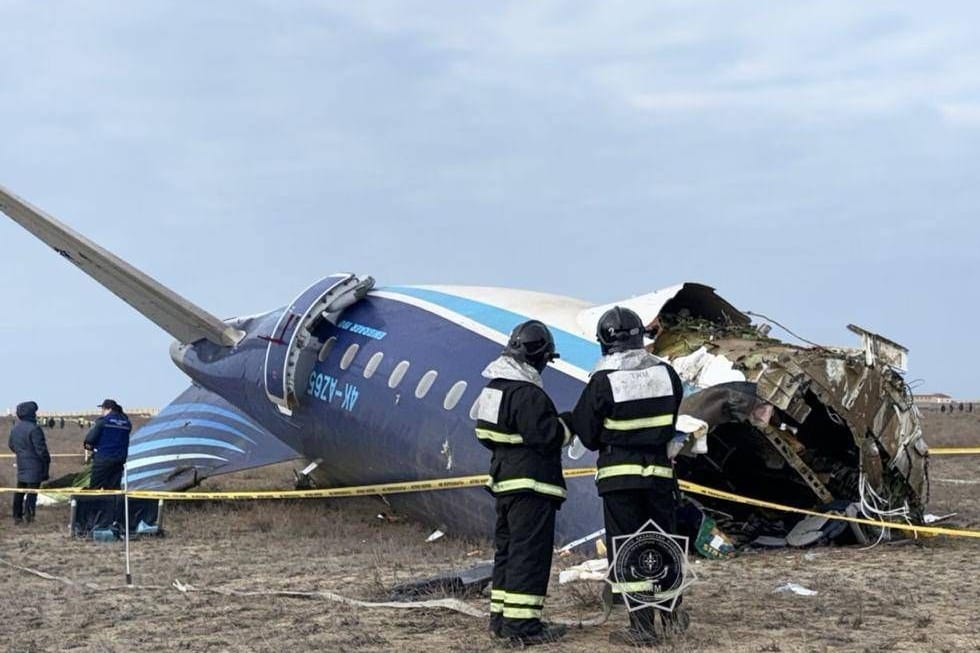 Absturzstelle eines Flugzeug von Azerbaijan Airlines in Kasachstan: Russland hatte das Flugzeug im Dezember vom Himmel geschossen.