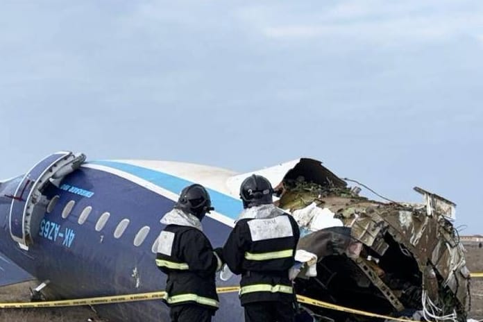 Absturzstelle eines Flugzeug von Azerbaijan Airlines in Kasachstan: Russland hatte das Flugzeug im Dezember vom Himmel geschossen.