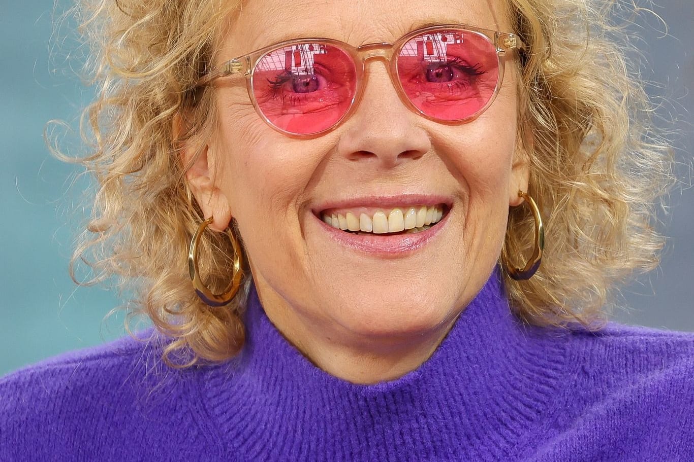 Katja Riemann mit rosa Brille