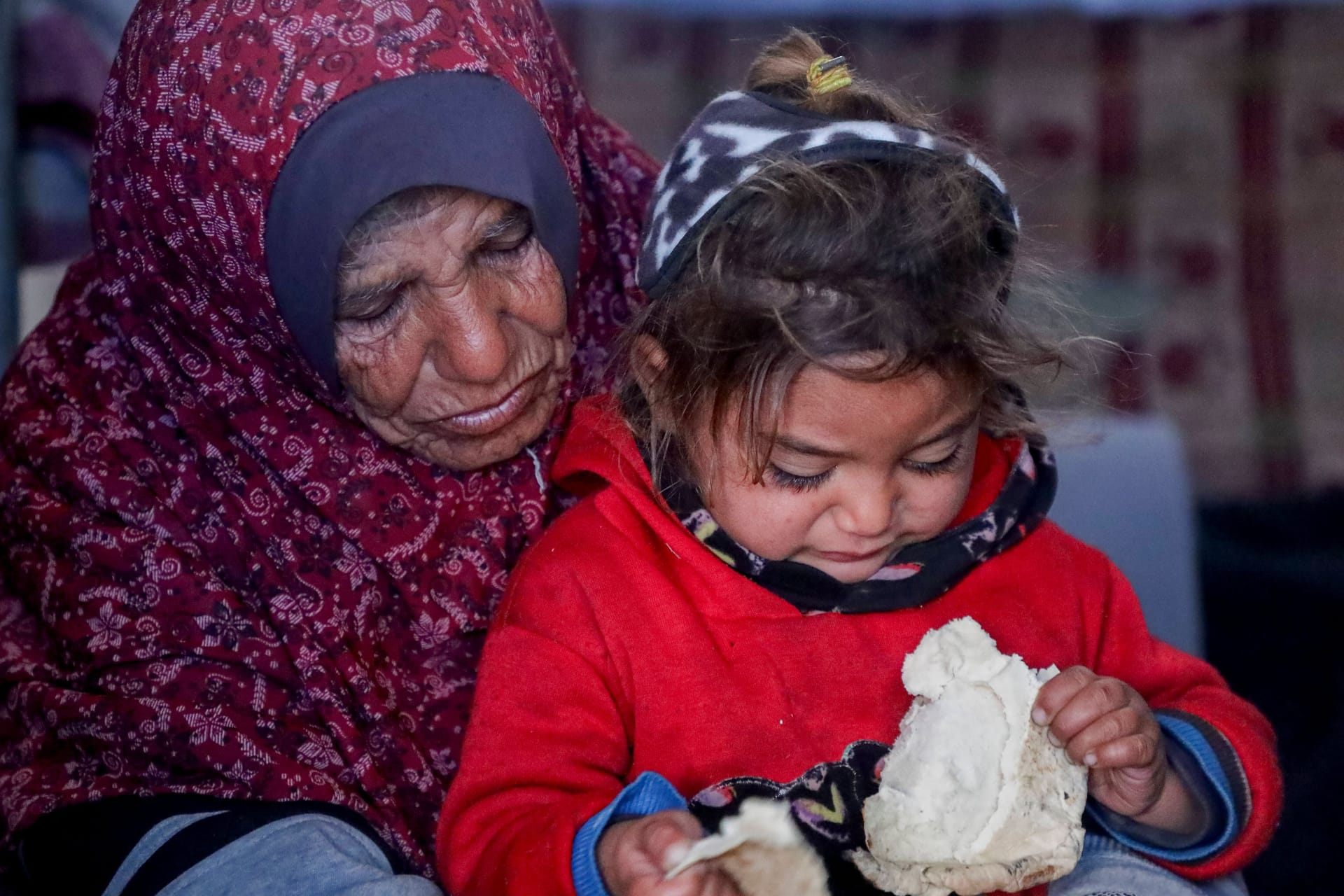 Eine Frau und ihr Kind harren bei eisigen Temperaturen in einem Zelt in Gaza-Stadt aus.