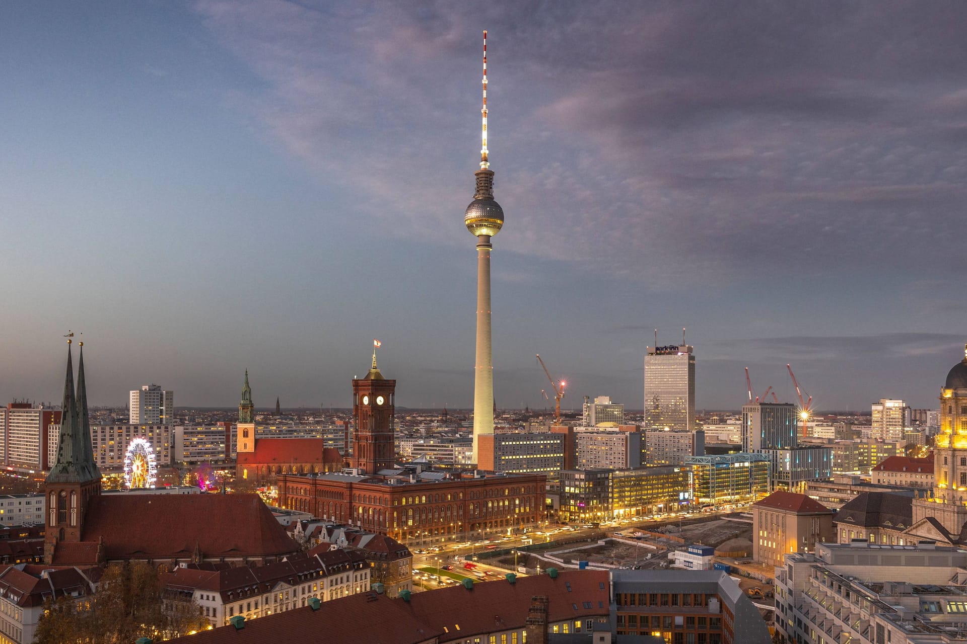 Berlin im Abendlicht (Symbolbild): Von Bürgeramt bis Schulen gibt es Änderungen in diesem Jahr.