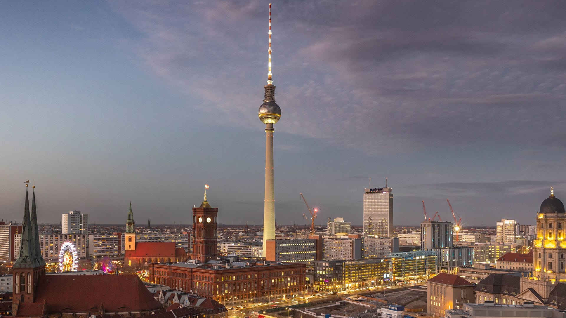 Berlin im Abendlicht (Symbolbild): Von Bürgeramt bis Schulen gibt es Änderungen in diesem Jahr.