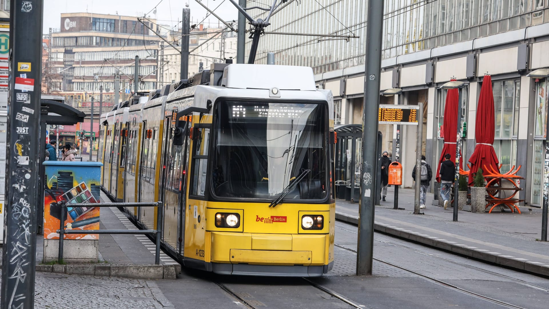 DEU, Deutschland, Berlin, 04.12.2020: Straßenbahn der BVG auf dem Alexanderplatz. Linie M4 Ziel Hohenschönhausen, Zingster Straße